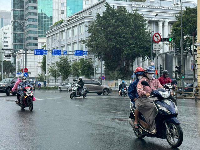Thời tiết TP HCM hôm nay, 30-7: Nắng gián đoạn, mưa rải rác- Ảnh 1.