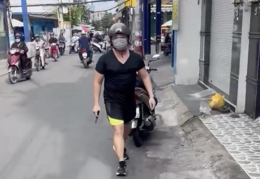 TP HCM: Người đ&agrave;n &ocirc;ng cầm dao đe dọa t&agrave;i xế xe ba g&aacute;c sau va chạm giao th&ocirc;ng- Ảnh 1.