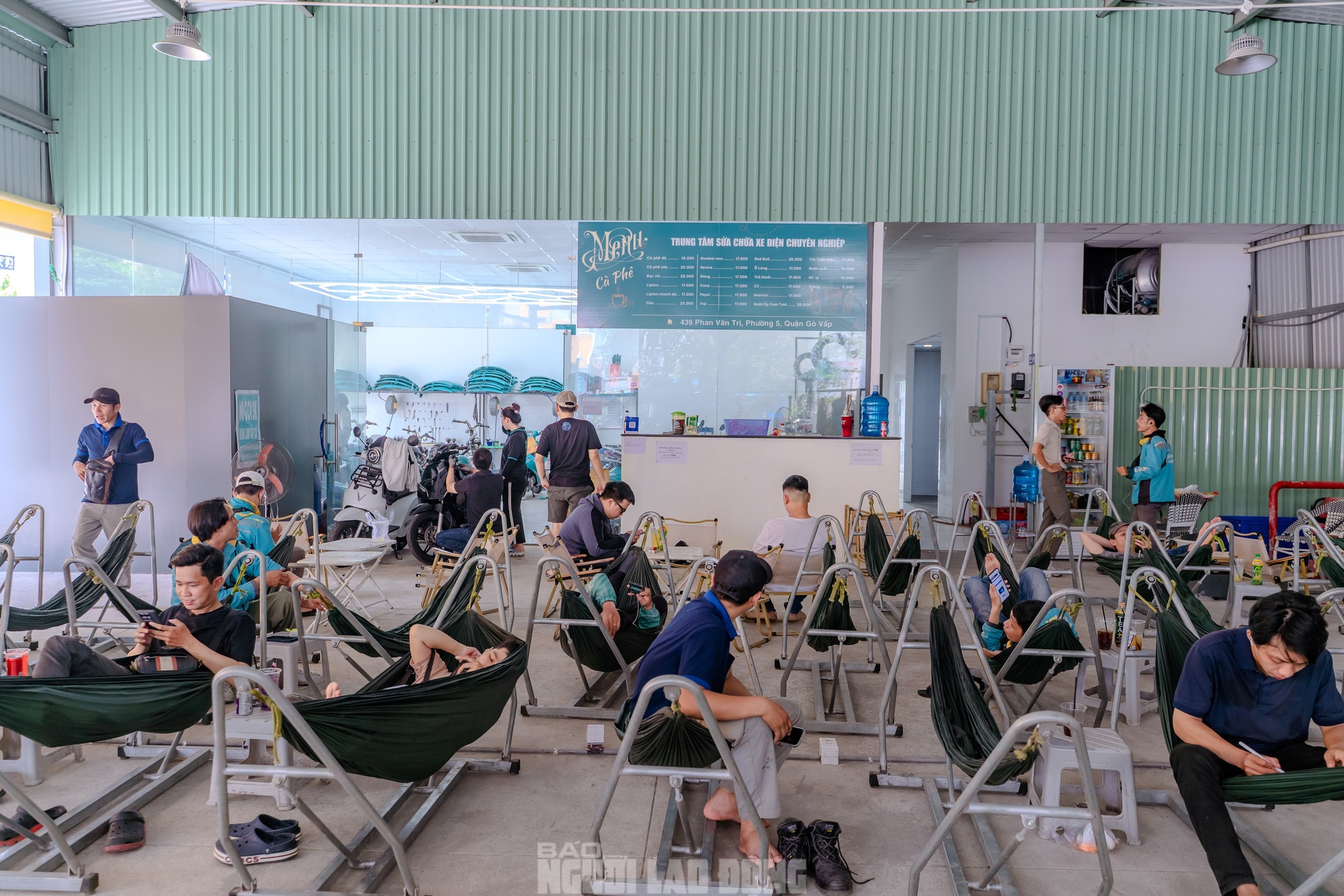 M&ocirc; h&igrave;nh qu&aacute;n c&agrave; ph&ecirc; kết hợp trạm sạc xe điện si&ecirc;u lợi nhuận của Trần anh Th&agrave;nh - Ảnh 4.