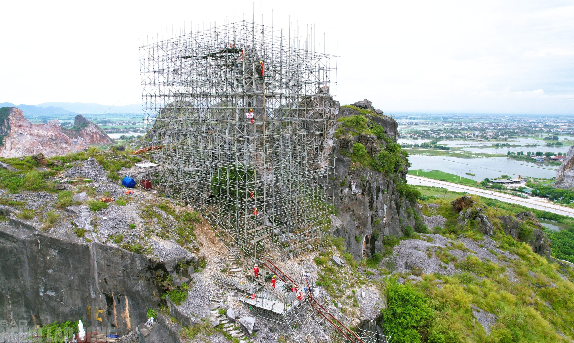 Dựng giàn giáo khủng "cứu" Hòn Vọng Phu trên đỉnh núi- Ảnh 4.