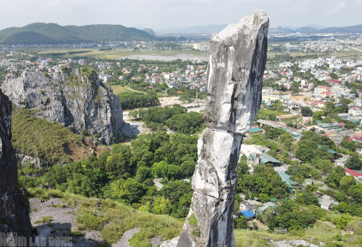 Dựng giàn giáo khủng "cứu" Hòn Vọng Phu trên đỉnh núi- Ảnh 2.