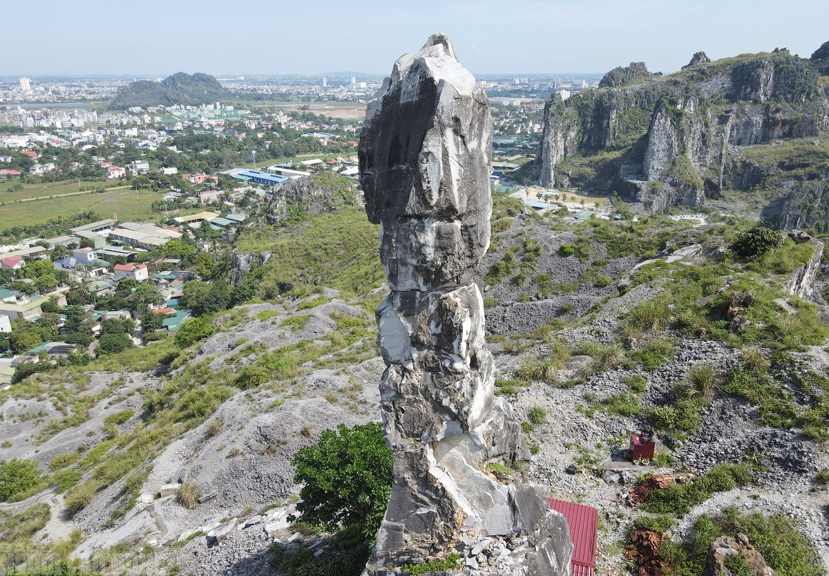 Dựng giàn giáo khủng "cứu" Hòn Vọng Phu trên đỉnh núi- Ảnh 3.