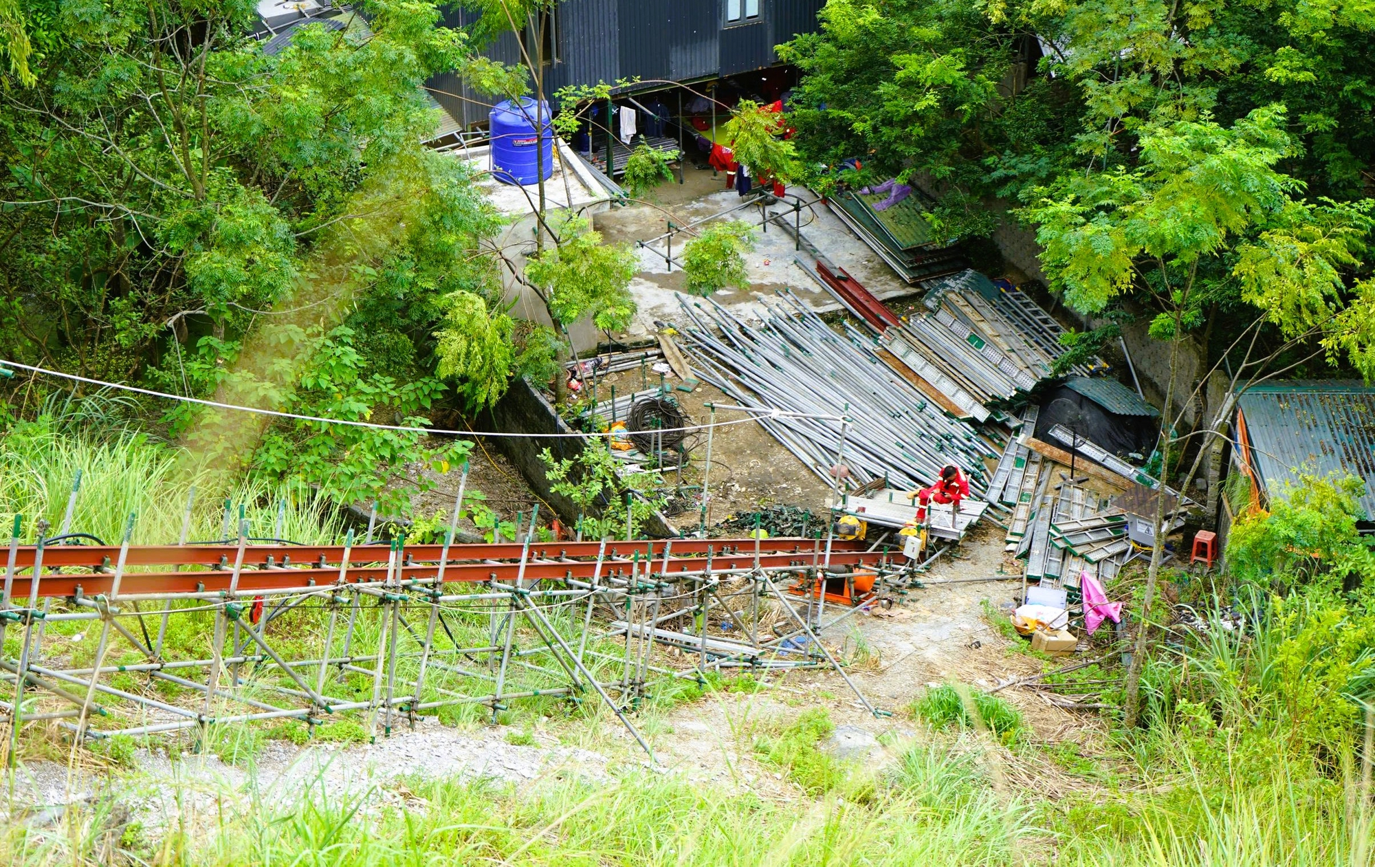 Dựng giàn giáo khủng "cứu" Hòn Vọng Phu trên đỉnh núi- Ảnh 6.