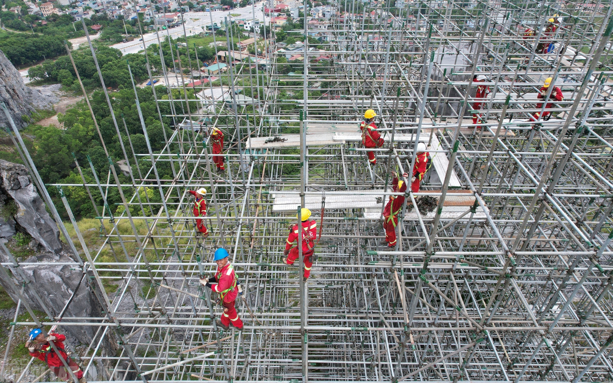 Dựng giàn giáo khủng "cứu" Hòn Vọng Phu trên đỉnh núi- Ảnh 11.