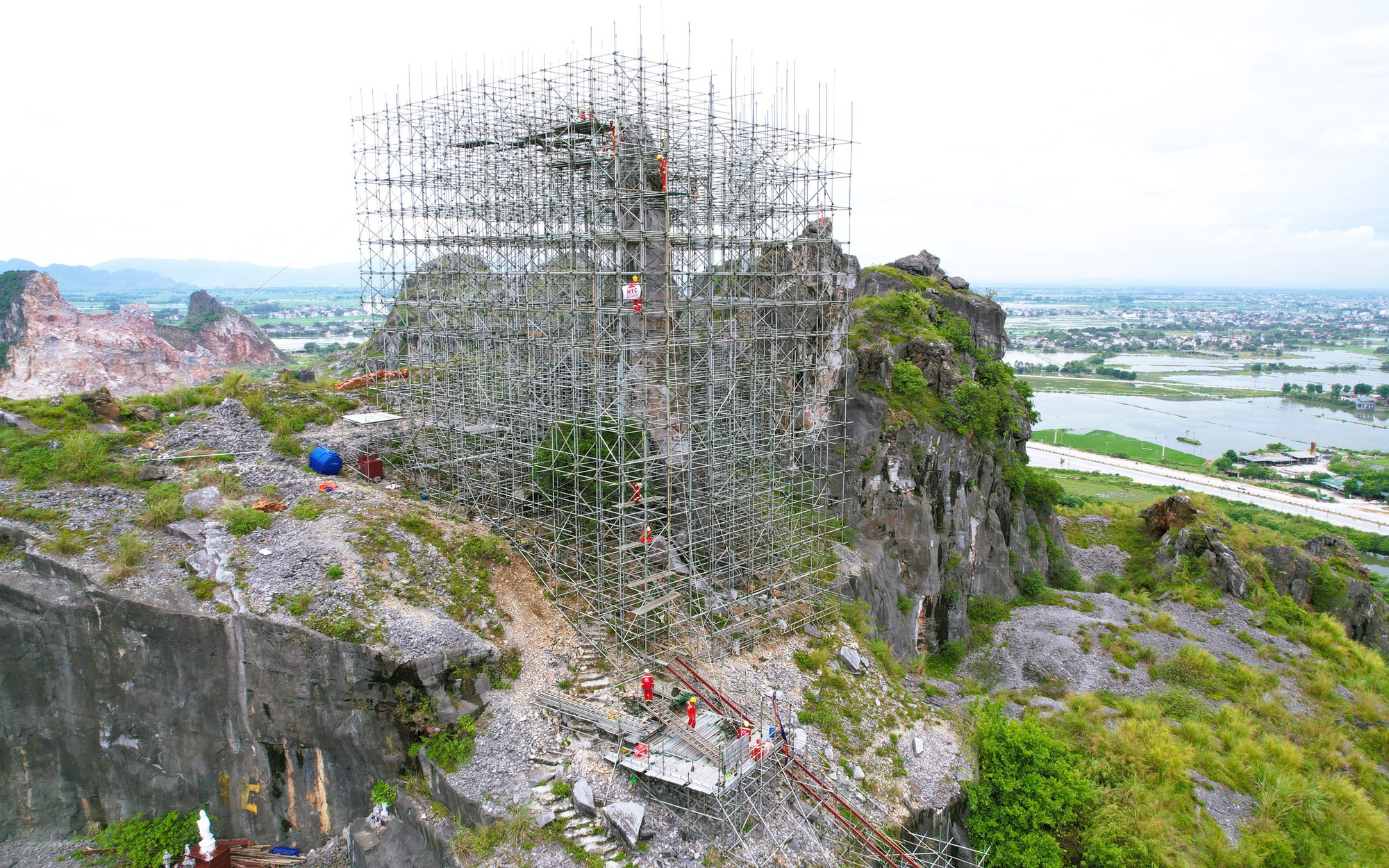 Dựng giàn giáo khủng "cứu" Hòn Vọng Phu trên đỉnh núi