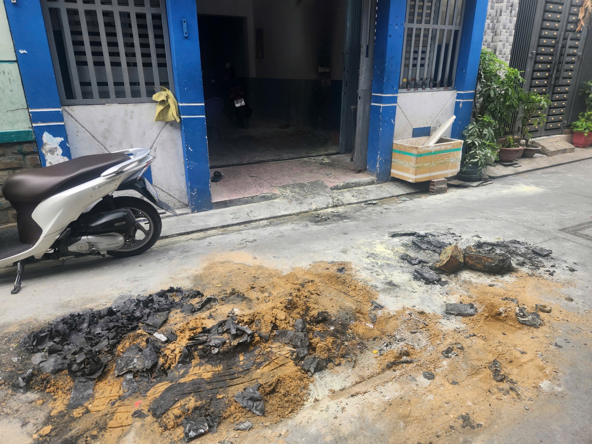 Đang điều tra vụ ch&aacute;y xe ở phường T&acirc;n Ho&agrave;- Ảnh 2.