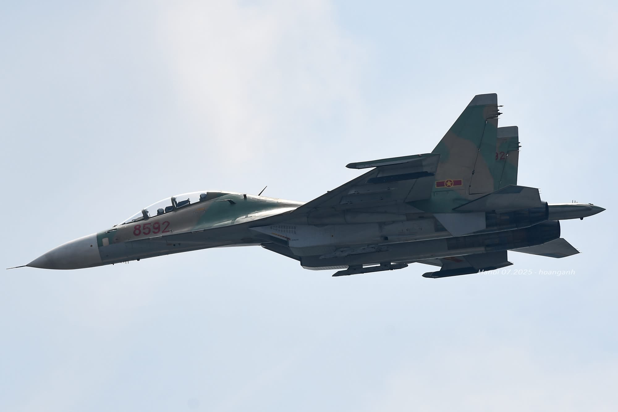 Ngắm trực thăng Mi và tiêm kích su 30 - mk 2 bay qua quảng trường Ba Đình - Ảnh 1.