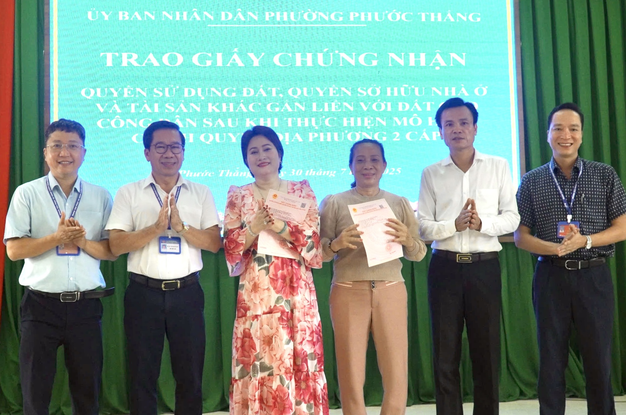 TP HCM cấp giấy chứng nhận quyền sử dụng đất cho công dân đầu tiên tại phường Phước Thắng - Ảnh 1.