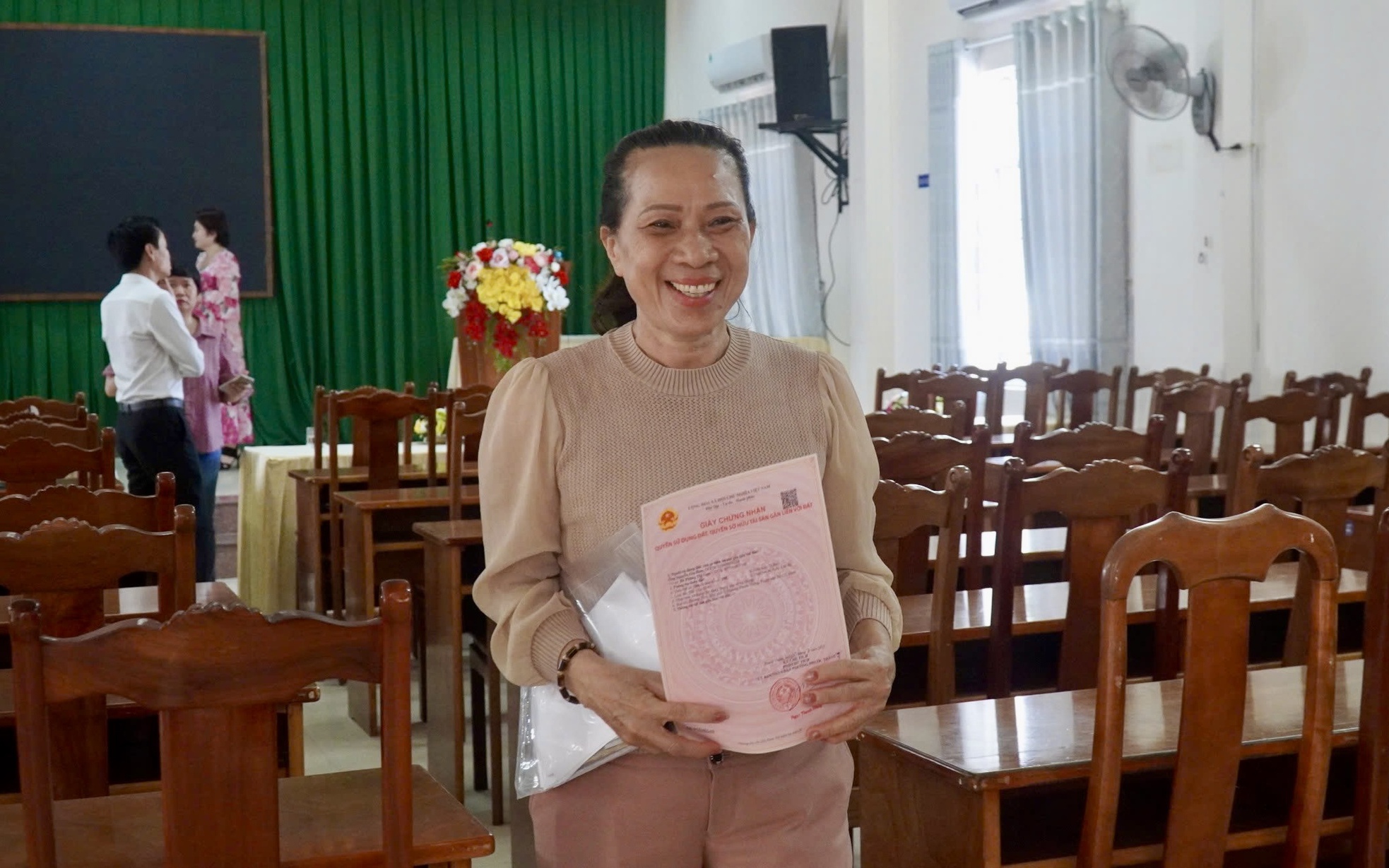 Những công dân đầu tiên của TP HCM được cấp "sổ hồng" sau khi vận hành chính quyền địa phương 2 cấp