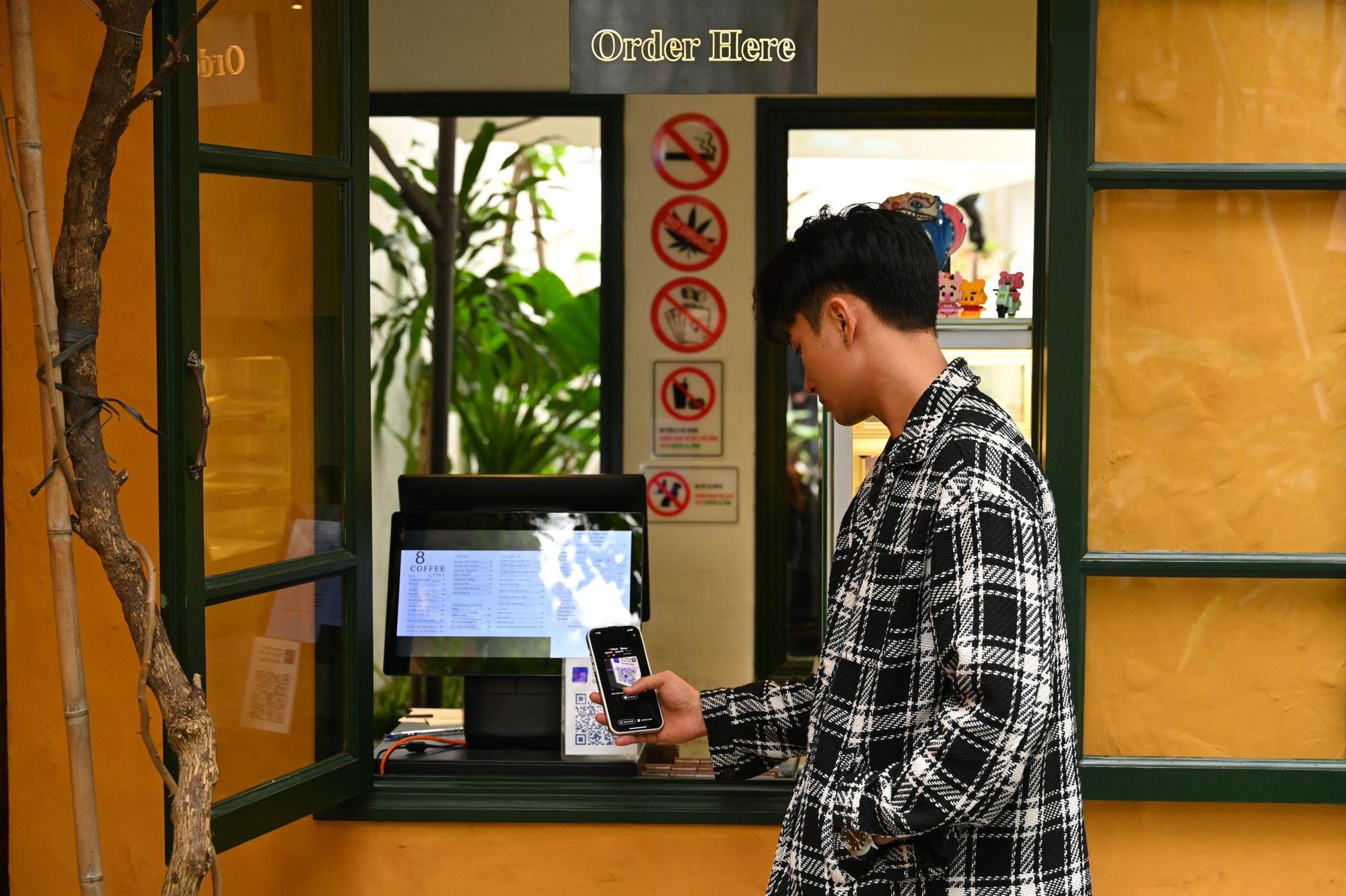 Du lịch kh&ocirc;ng tiền mặt - Chỉ cần TPBank: Qu&eacute;t QR, chi ti&ecirc;u xuy&ecirc;n bi&ecirc;n giới- Ảnh 1.