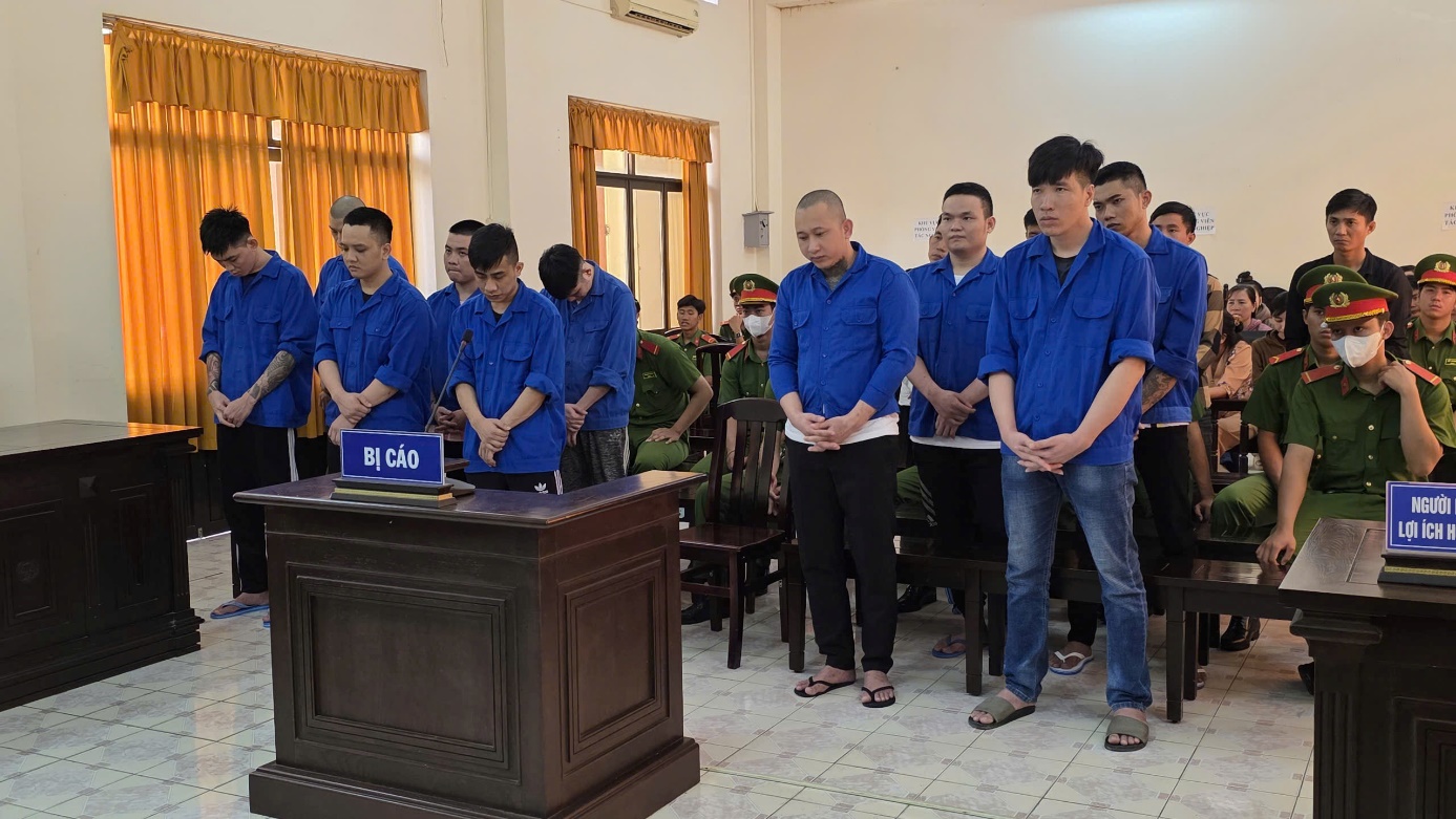 Ng&agrave;y trả gi&aacute; của 14 đối tượng nổ s&uacute;ng ở An Giang với &aacute;n phạt 92 năm t&ugrave; - Ảnh 1.