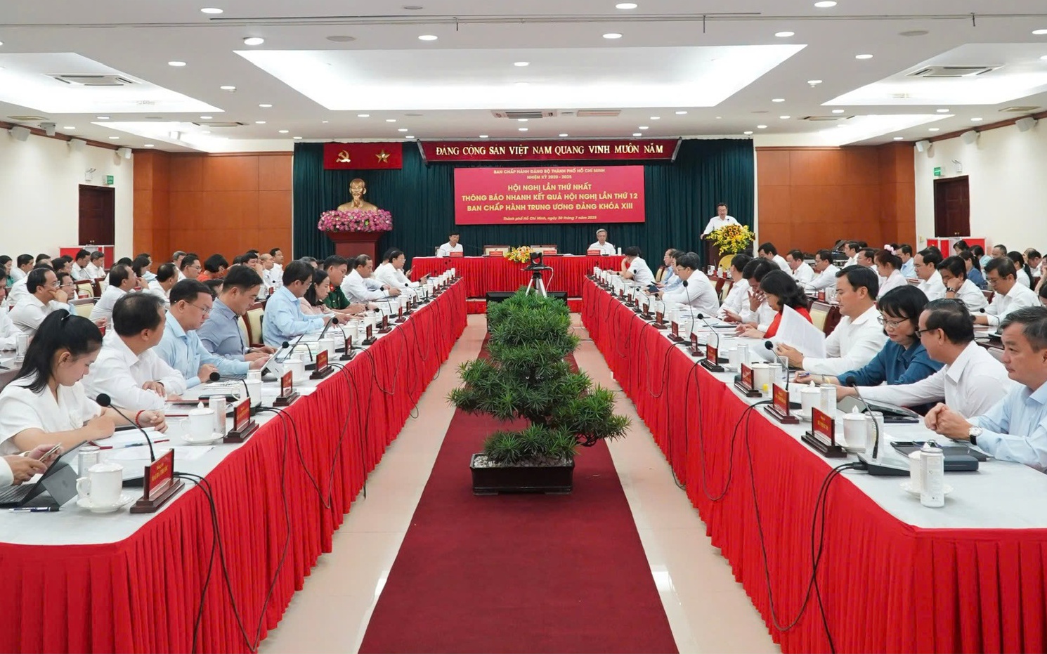 Đặt nền móng nhân sự và thể chế