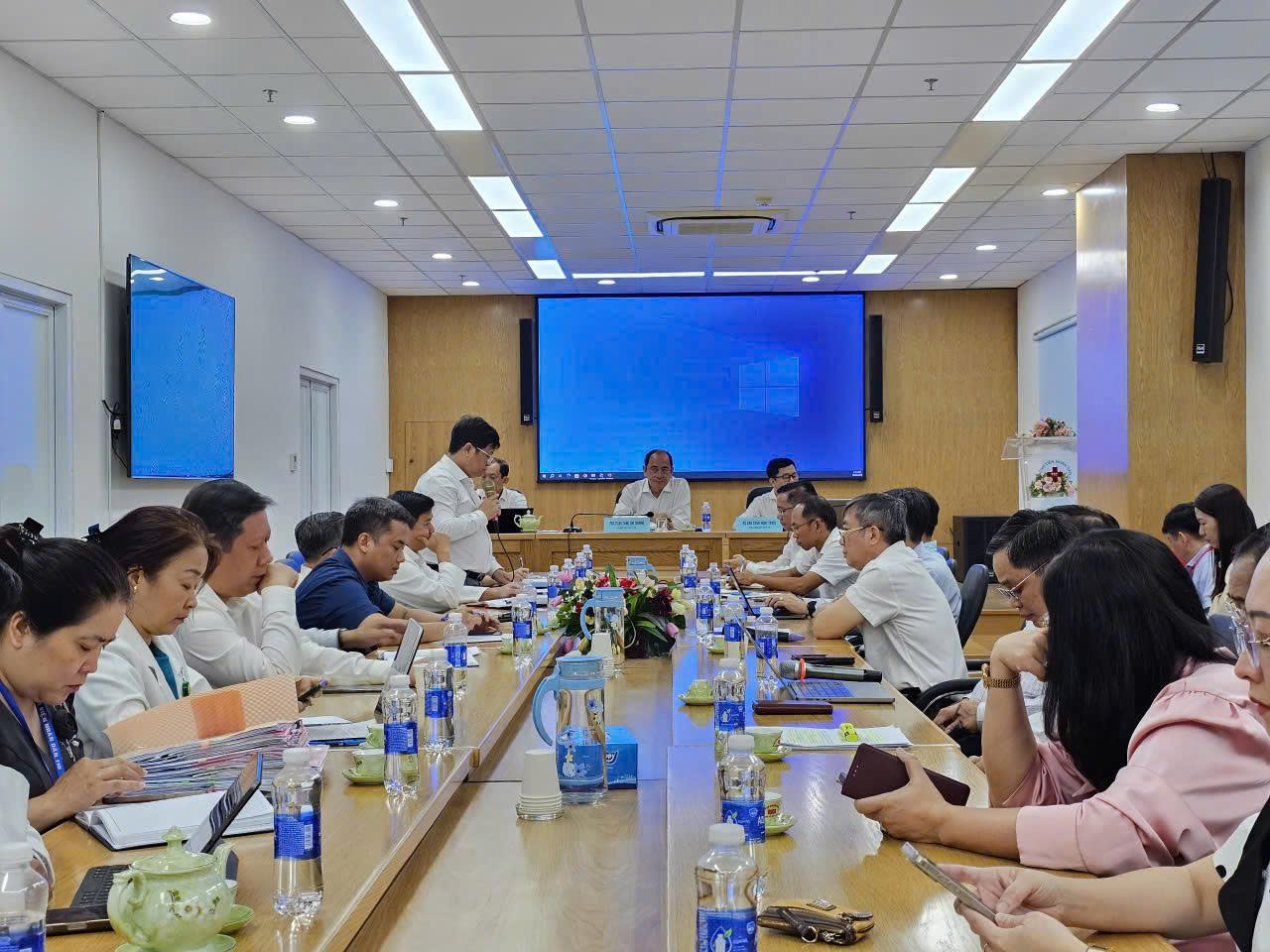 Nhức nhối "c&ograve;" kh&aacute;m bệnh lộng h&agrave;nh (*): Ng&agrave;nh Y tế họp khẩn!- Ảnh 1.