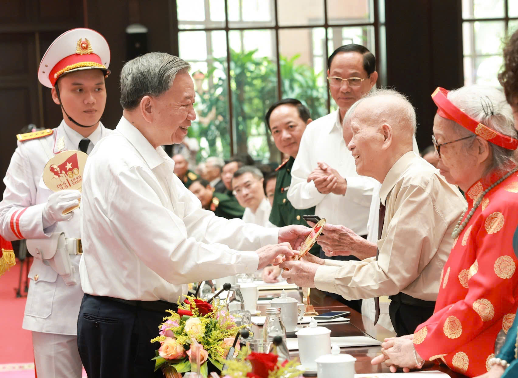 Tổng B&iacute; thư T&ocirc; L&acirc;m: Ph&aacute;t huy truyền thống cha &ocirc;ng, nỗ lực đạt những kỳ t&iacute;ch trong tương lai - Ảnh 1.