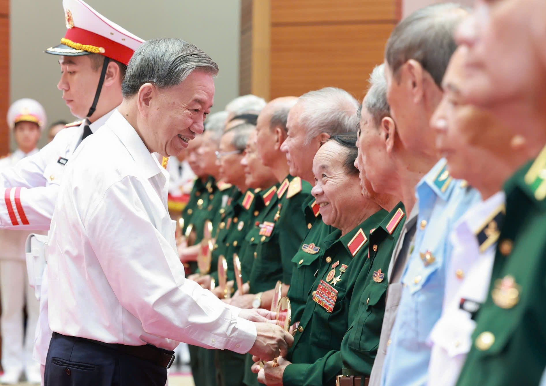Tổng B&iacute; thư T&ocirc; L&acirc;m: Ph&aacute;t huy truyền thống cha &ocirc;ng, nỗ lực đạt những kỳ t&iacute;ch trong tương lai - Ảnh 4.