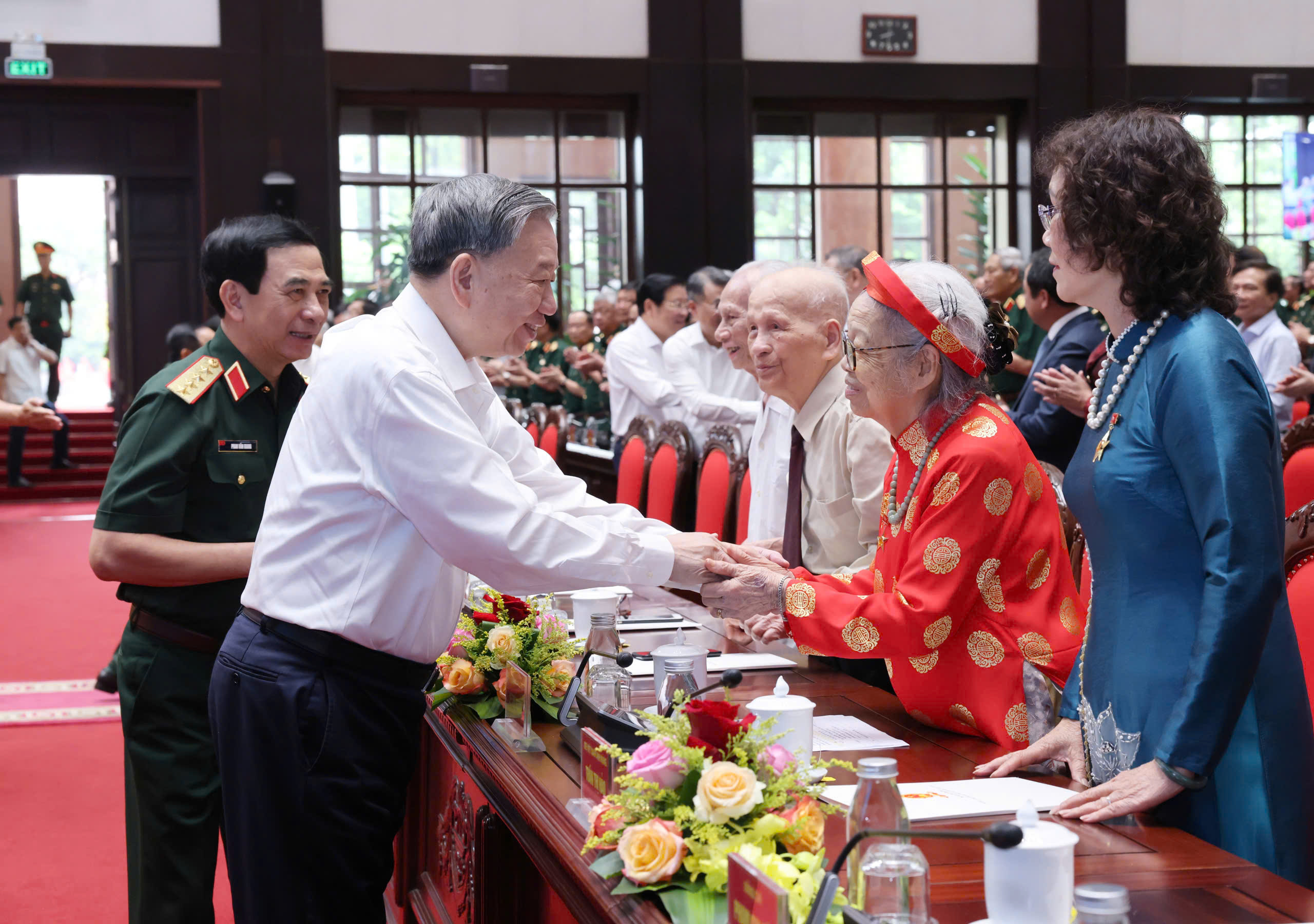 Tổng B&iacute; thư T&ocirc; L&acirc;m: Ph&aacute;t huy truyền thống cha &ocirc;ng, nỗ lực đạt những kỳ t&iacute;ch trong tương lai - Ảnh 5.