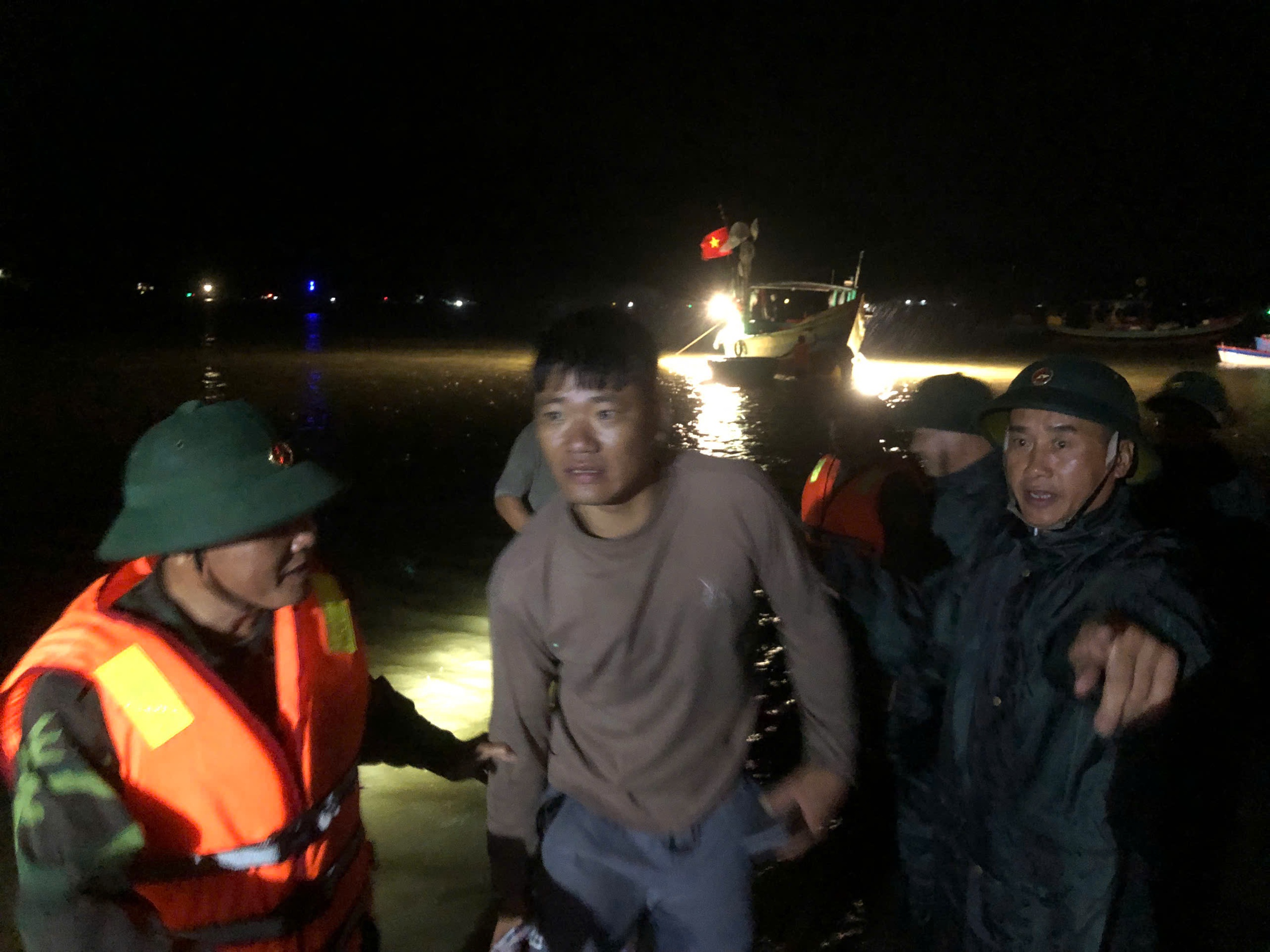 3 c&ocirc;ng d&acirc;n dũng cảm tham gia ứng cứu 34 thuyền vi&ecirc;n v&agrave; du kh&aacute;ch trong vụ ch&igrave;m t&agrave;u- Ảnh 2.