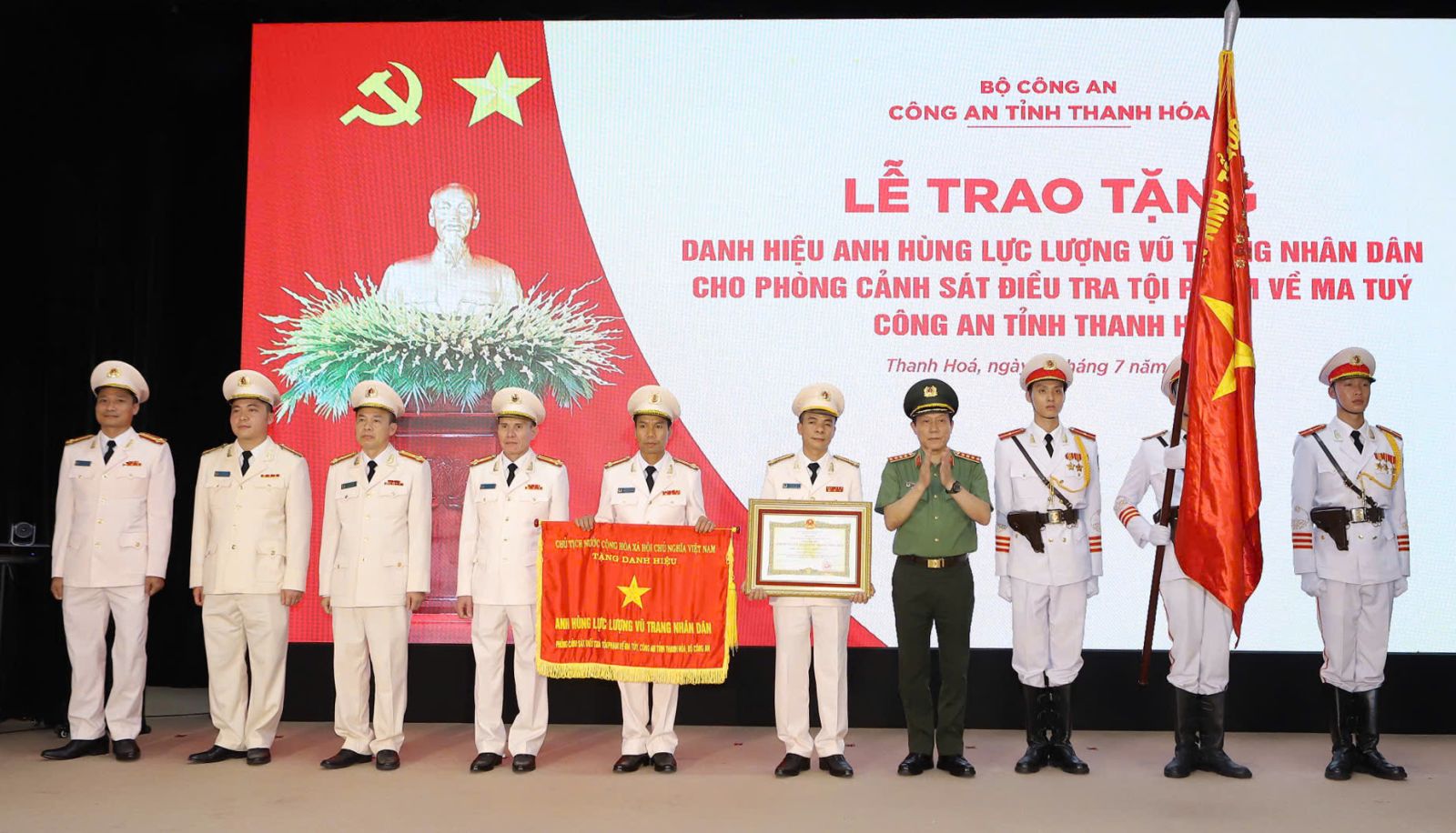 Đại tướng Lương Tam Quang trao danh hiệu Anh h&ugrave;ng cho một ph&ograve;ng C&ocirc;ng an Thanh H&oacute;a- Ảnh 1.
