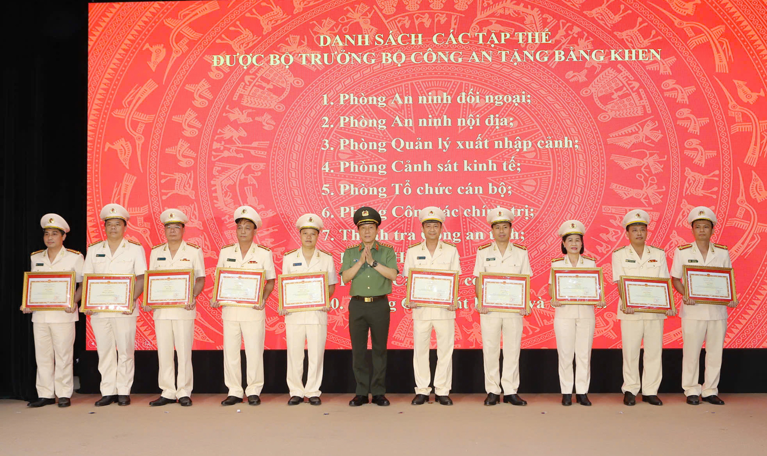 Đại tướng Lương Tam Quang trao danh hiệu Anh h&ugrave;ng cho một ph&ograve;ng C&ocirc;ng an Thanh H&oacute;a- Ảnh 2.