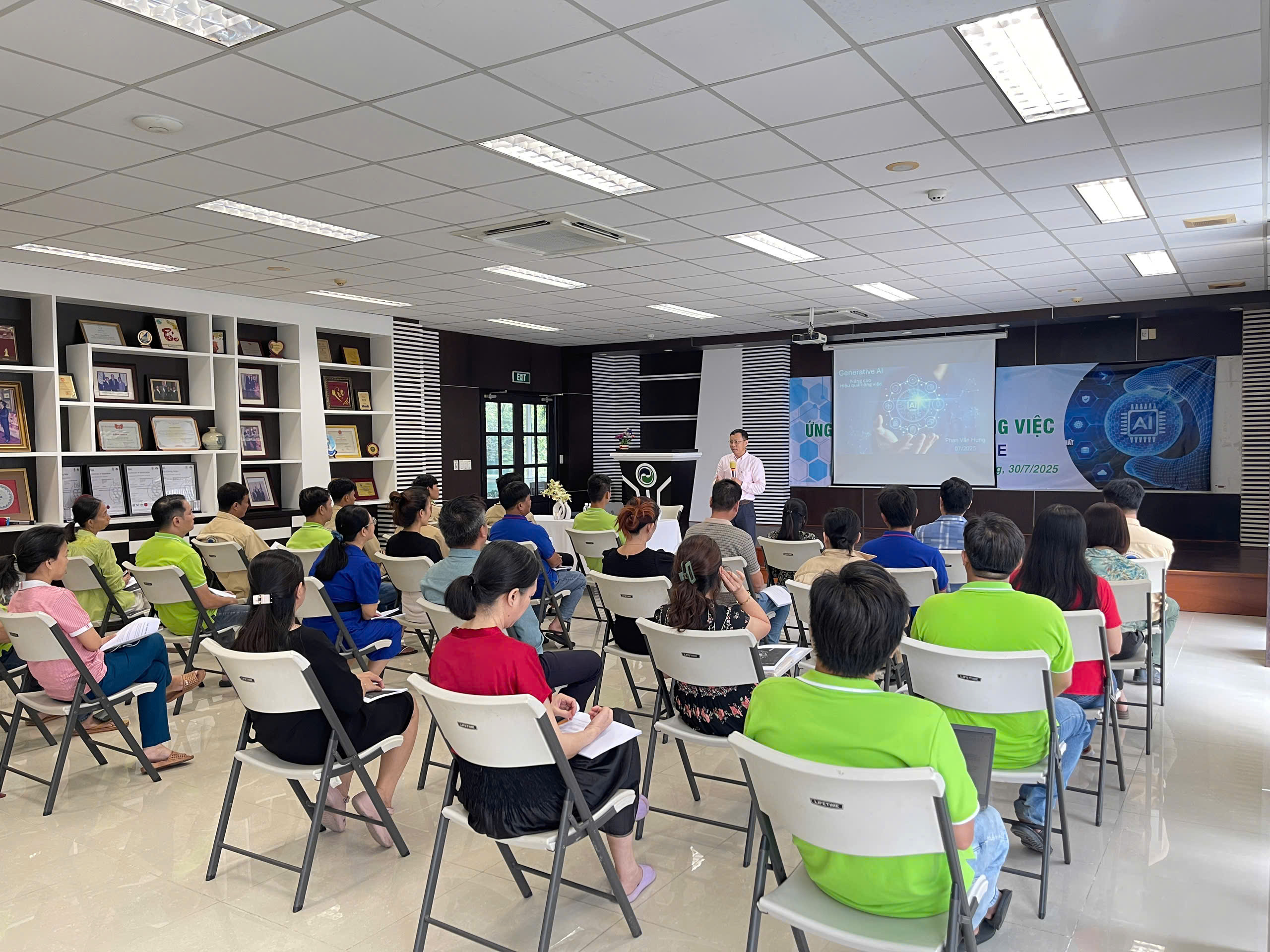 VWS tập huấn &ldquo;ứng dụng AI&rdquo;cho c&ocirc;ng nh&acirc;n vi&ecirc;n: Từng bước đưa c&ocirc;ng nghệ v&agrave;o thực tiễn - Ảnh 4.