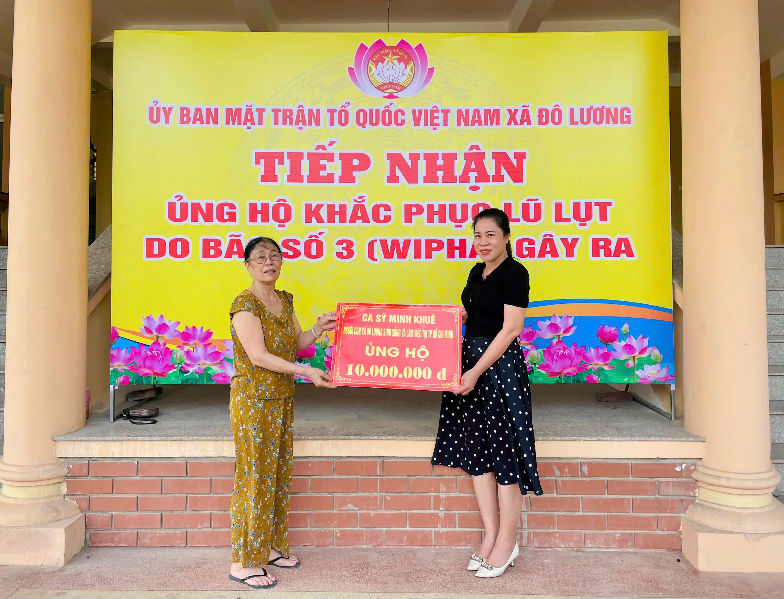 Ca sĩ Minh Khu&ecirc; ủng hộ đồng b&agrave;o v&ugrave;ng b&atilde;o lũ tại miền t&acirc;y Nghệ An- Ảnh 1.