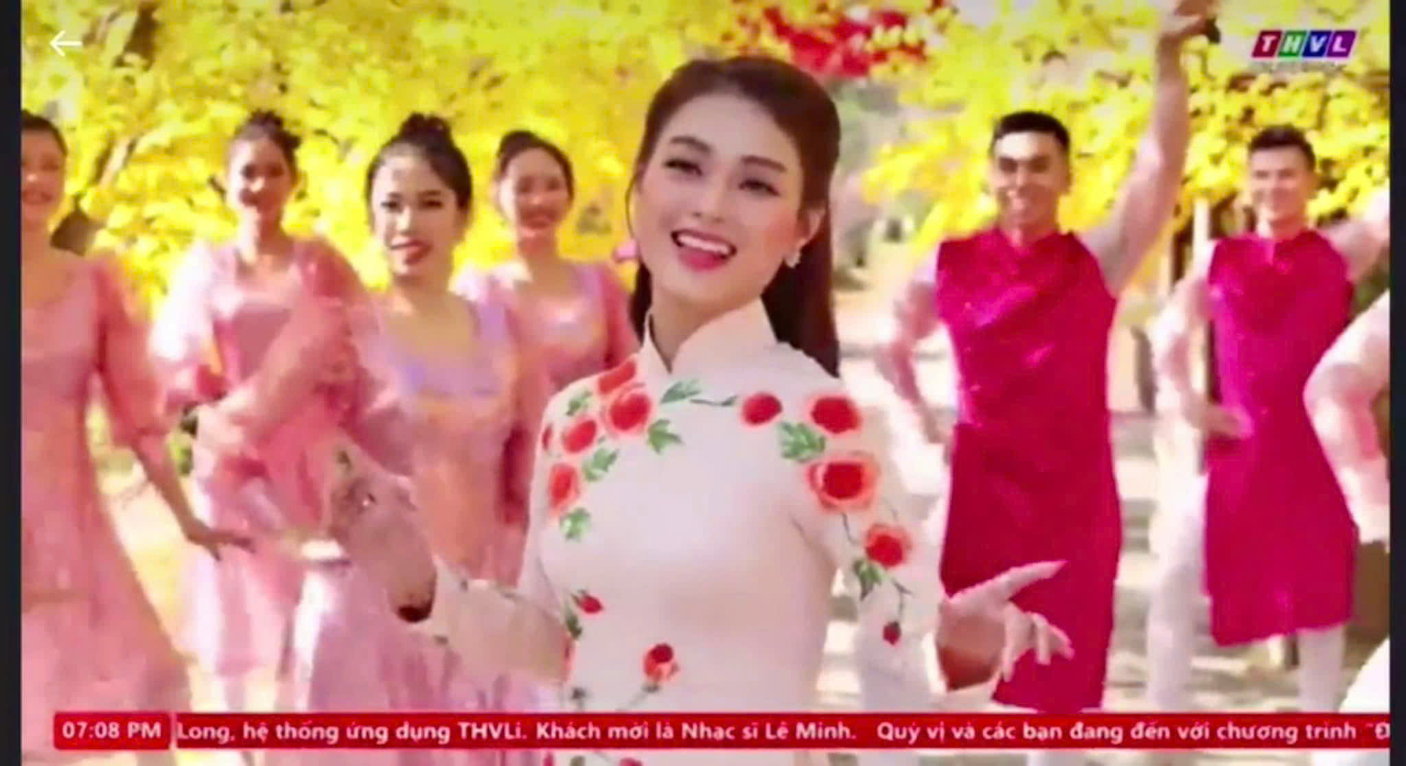 Ca sĩ Minh Khu&ecirc; ủng hộ đồng b&agrave;o v&ugrave;ng b&atilde;o lũ tại miền t&acirc;y Nghệ An- Ảnh 4.