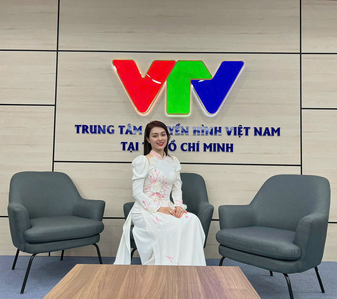 Ca sĩ Minh Khu&ecirc; ủng hộ đồng b&agrave;o v&ugrave;ng b&atilde;o lũ tại miền t&acirc;y Nghệ An- Ảnh 5.