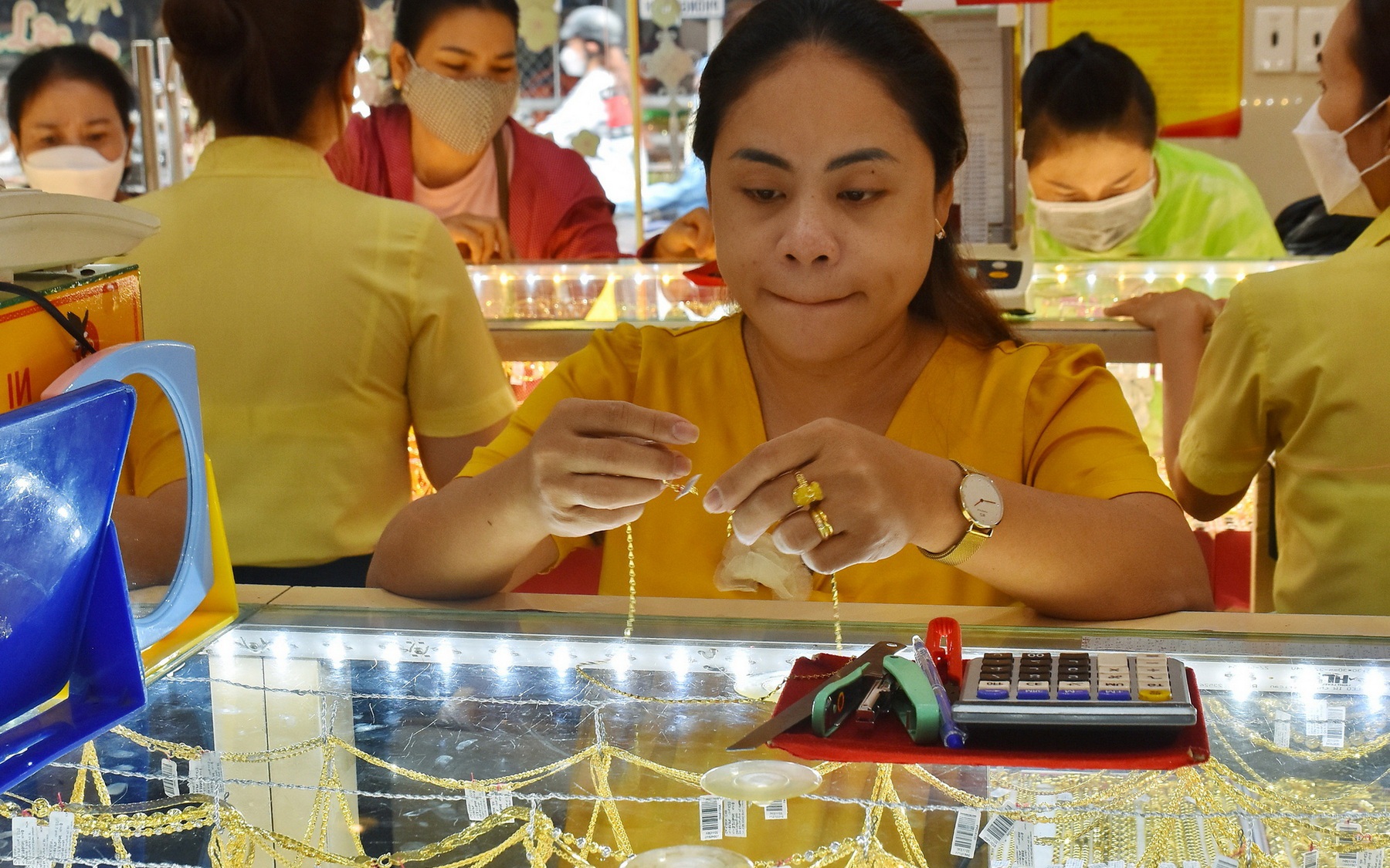 Giá vàng hôm nay, 1-8: Tiếp tục lao dốc