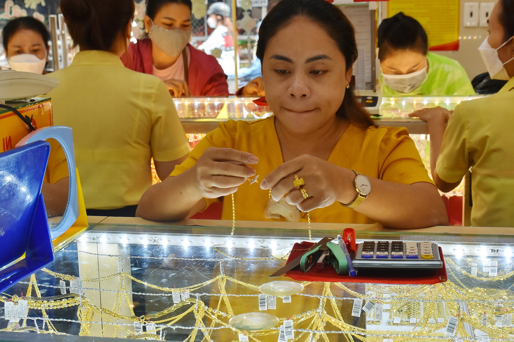 Gi&aacute; v&agrave;ng h&ocirc;m nay, 1-8: Tiếp tục lao dốc - Ảnh 1.