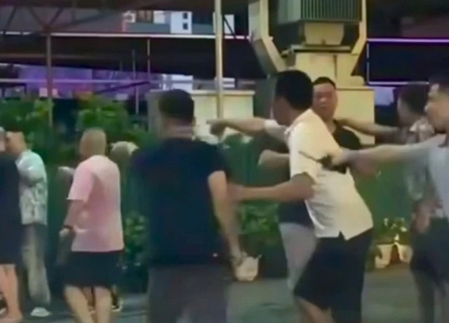 Người phụ nữ bị nh&oacute;m đ&agrave;n &ocirc;ng lạ mặt s&agrave;m sỡ, h&agrave;nh hung trước qu&aacute;n karaoke l&ecirc;n tiếng- Ảnh 3.