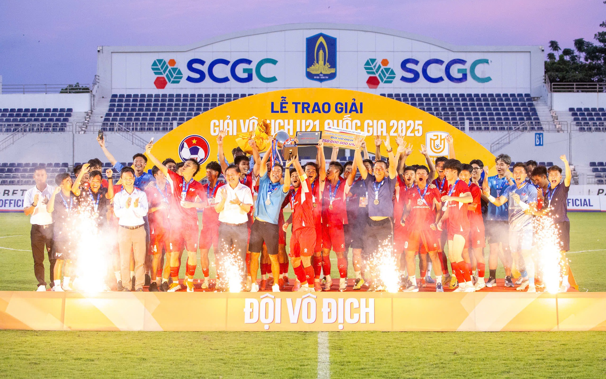 Công Phương bị khoá chặt, PVF vô địch U21 Quốc gia