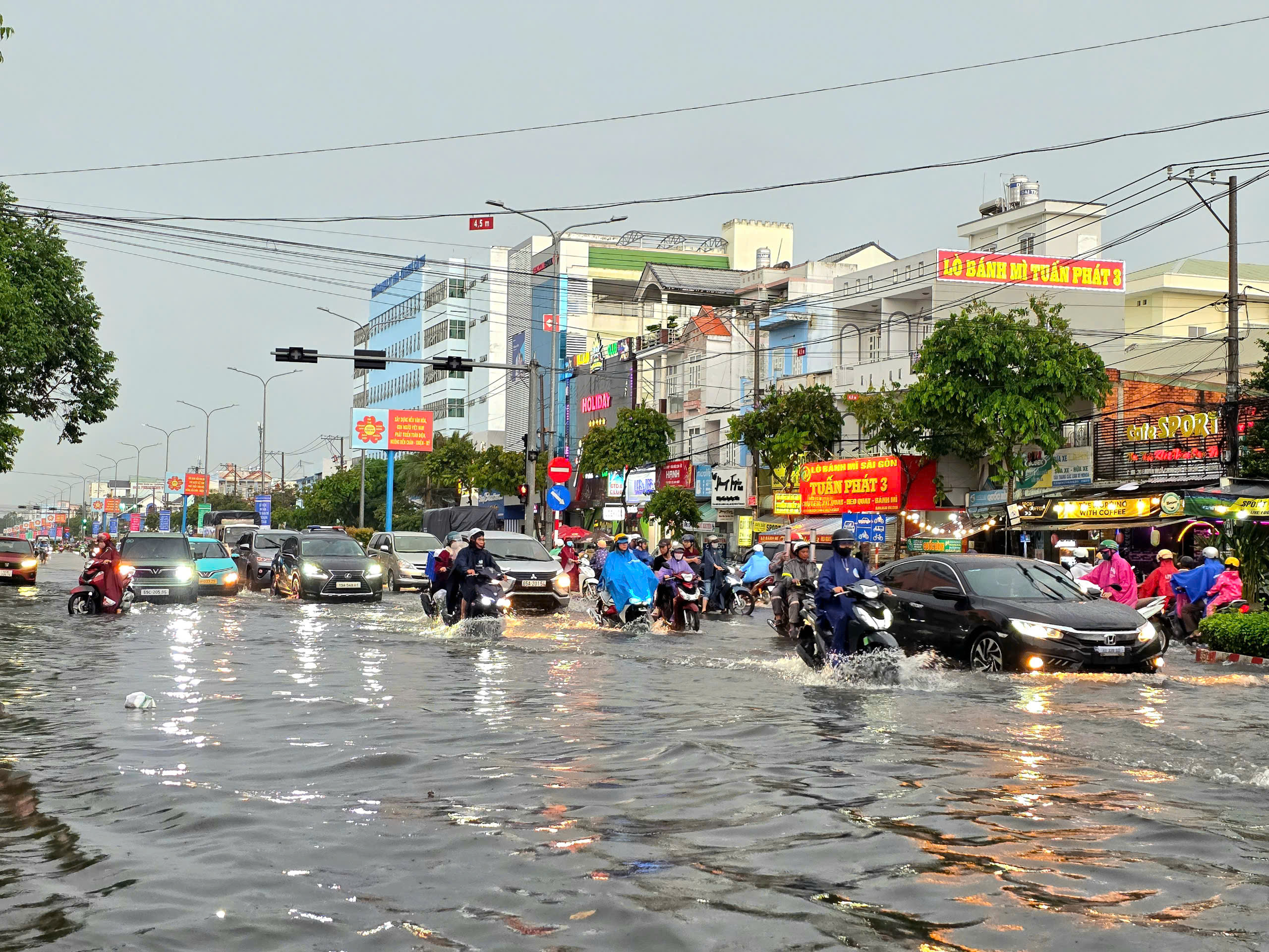 Trăn trở việc ngập nước, Chủ tịch Cần Thơ treo thưởng 50 triệu đồng cho ý tưởng chống ngập hiệu quả- Ảnh 2.