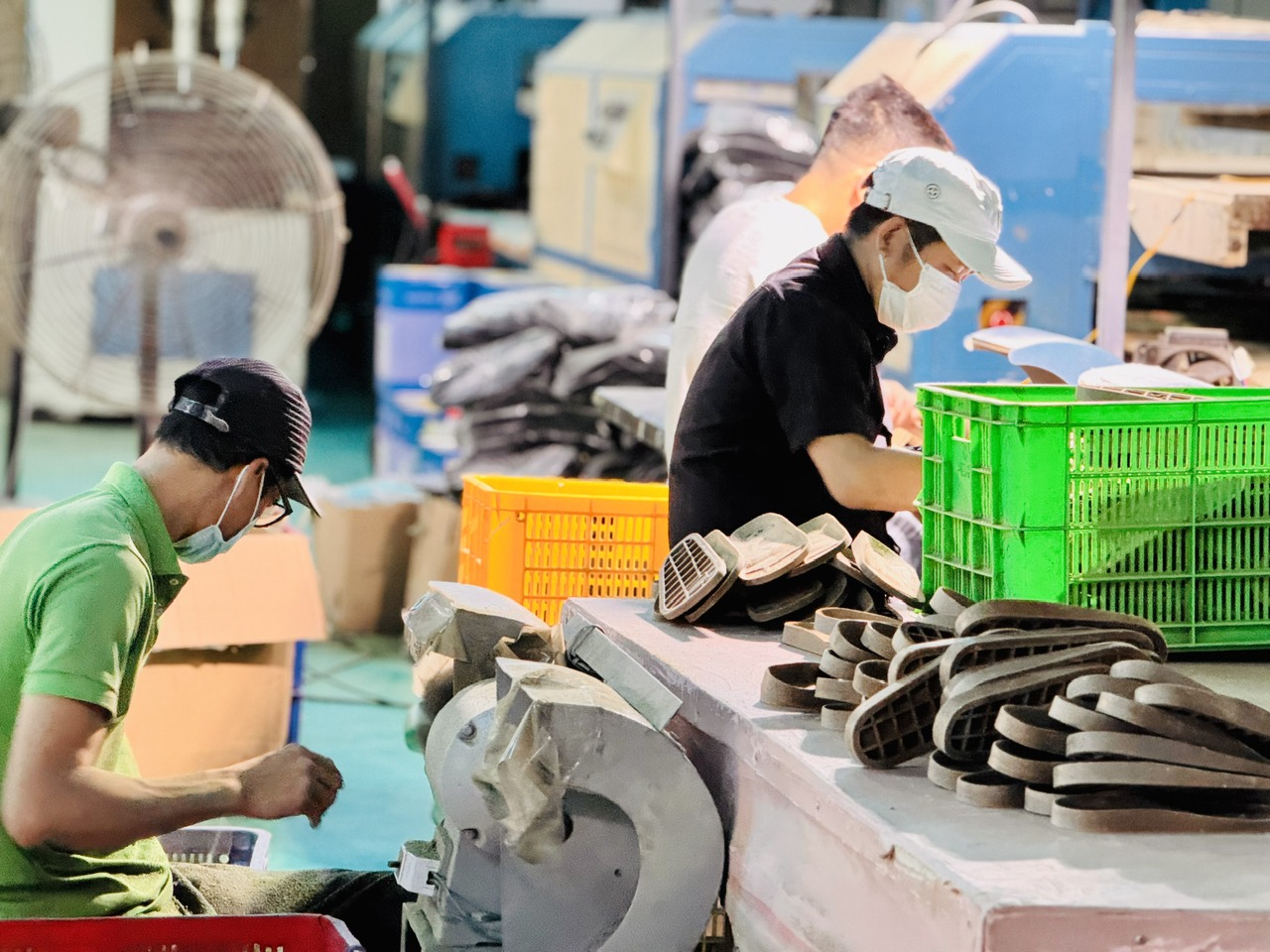Nỗi lòng công nhân ngoài 40 tuổi: Đi cũng dở, ở cũng chẳng xong - Ảnh 1.