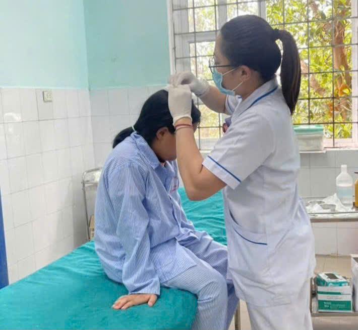Bé gái 10 tuổi bất ngờ bị khỉ tấn công khi vào Rào Vịnh - Ảnh 1.