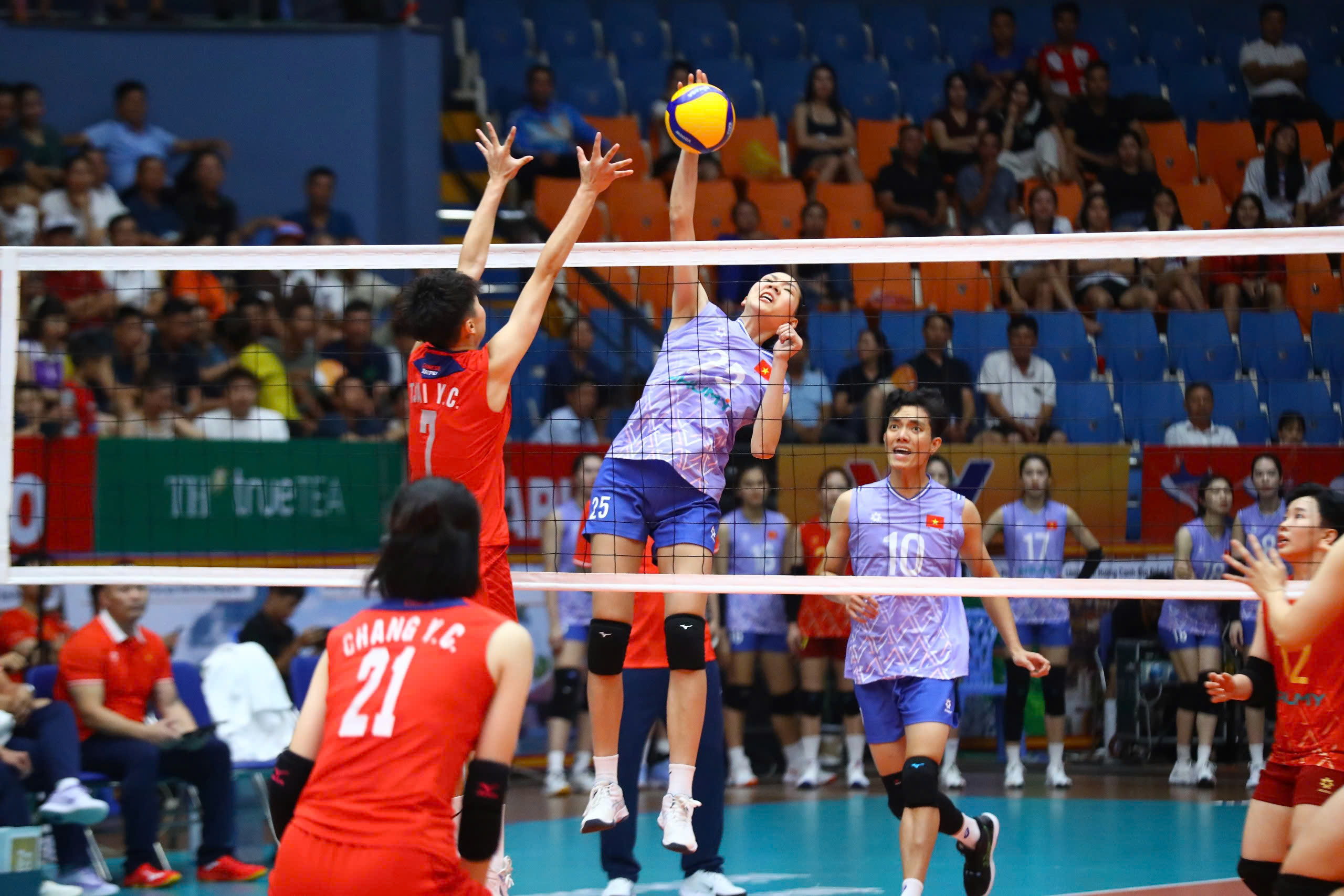 Thắng Đ&agrave;i Bắc Trung Hoa, tuyển Việt Nam tranh chung kết b&oacute;ng chuyền VTV Cup 2025 - Ảnh 1.