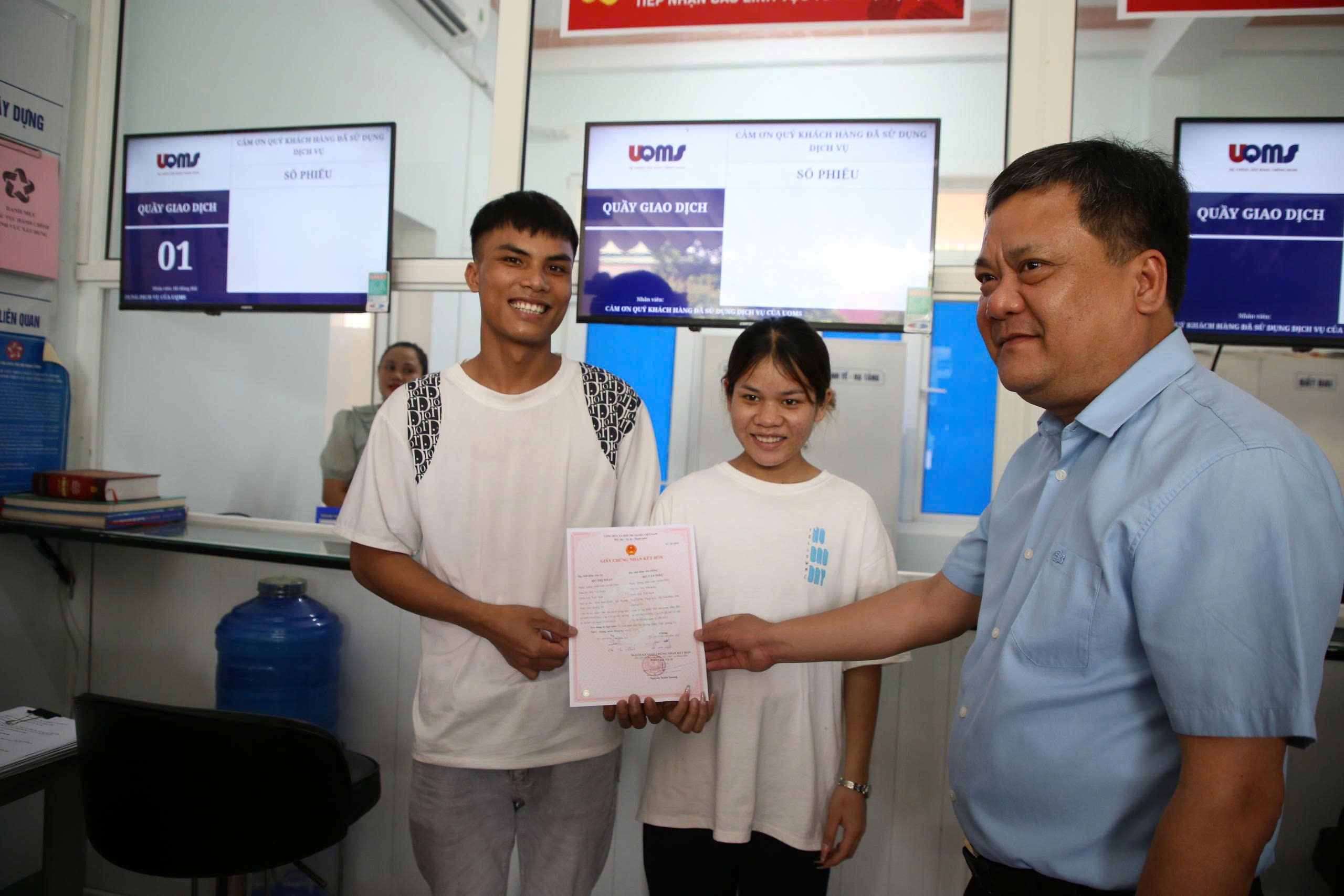 Đến x&atilde; mới đăng k&yacute; kết h&ocirc;n, cặp đ&ocirc;i đồng b&agrave;o d&acirc;n tộc được Chủ tịch tỉnh Quảng Trị tặng qu&agrave;- Ảnh 1.