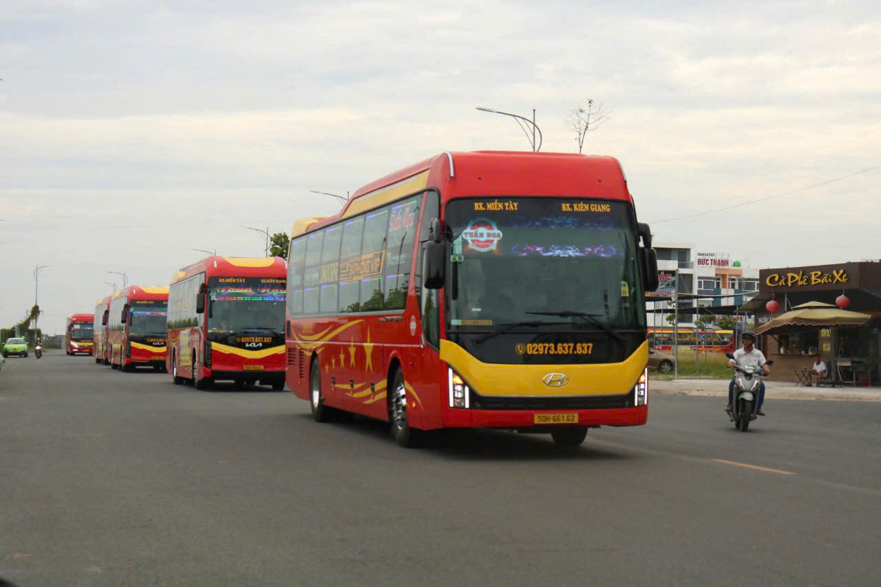 Mở tuyến xe phục vụ 253 c&aacute;n bộ về trung t&acirc;m tỉnh An Giang mới l&agrave;m việc- Ảnh 2.