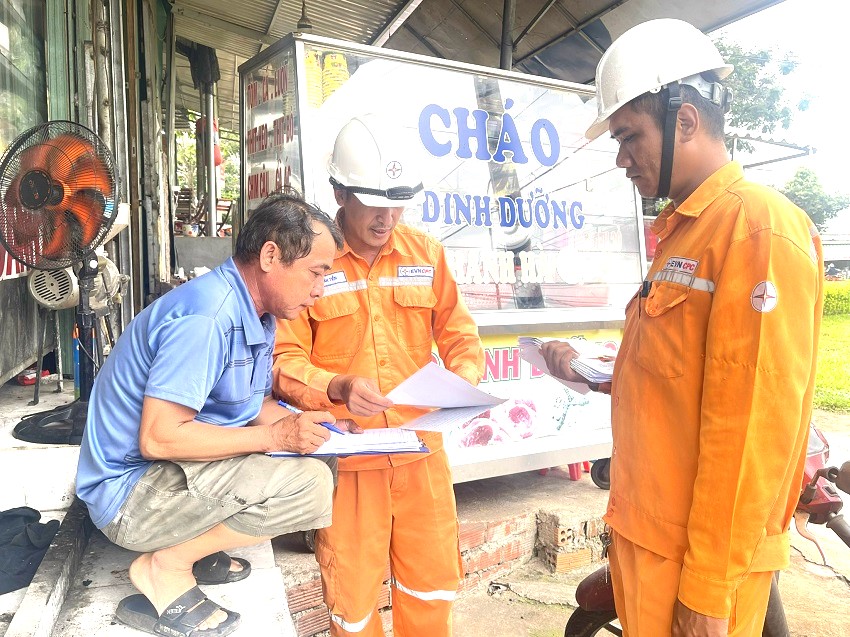 EVNCPC đẩy mạnh tuyên truyền, kiểm tra an toàn điện trong cộng đồng- Ảnh 4.