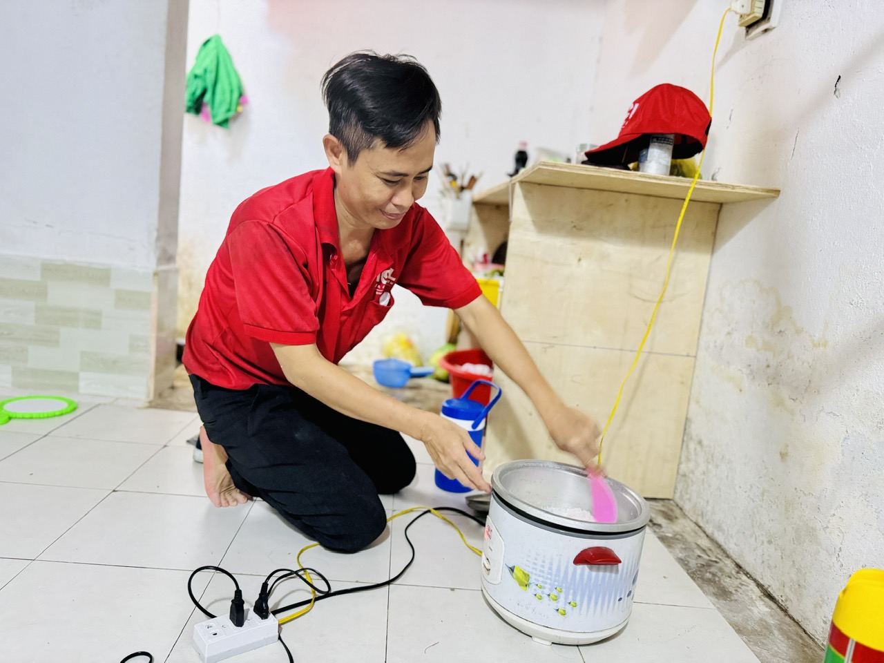 Nỗi lòng công nhân ngoài 40 tuổi: Đi cũng dở, ở cũng chẳng xong - Ảnh 2.