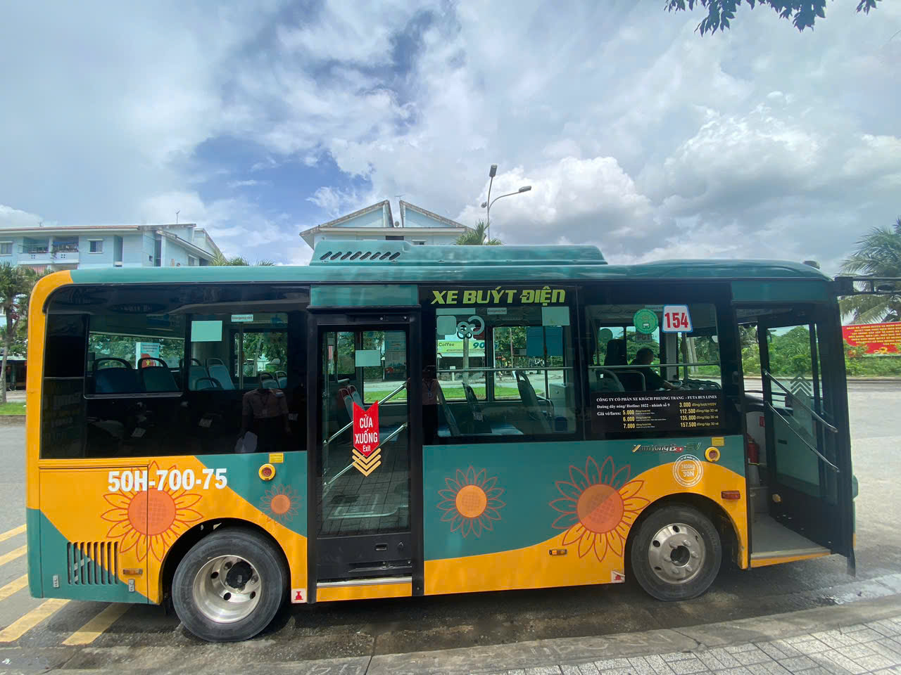 Hút khách lên phương tiện công cộng - Ảnh 1.
