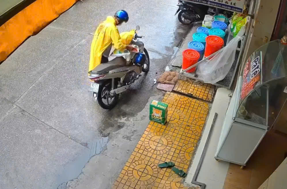 CLIP: H&agrave;nh động g&acirc;y sốc của người đ&agrave;n &ocirc;ng đi xe xịn ở miền T&acirc;y - Ảnh 1.