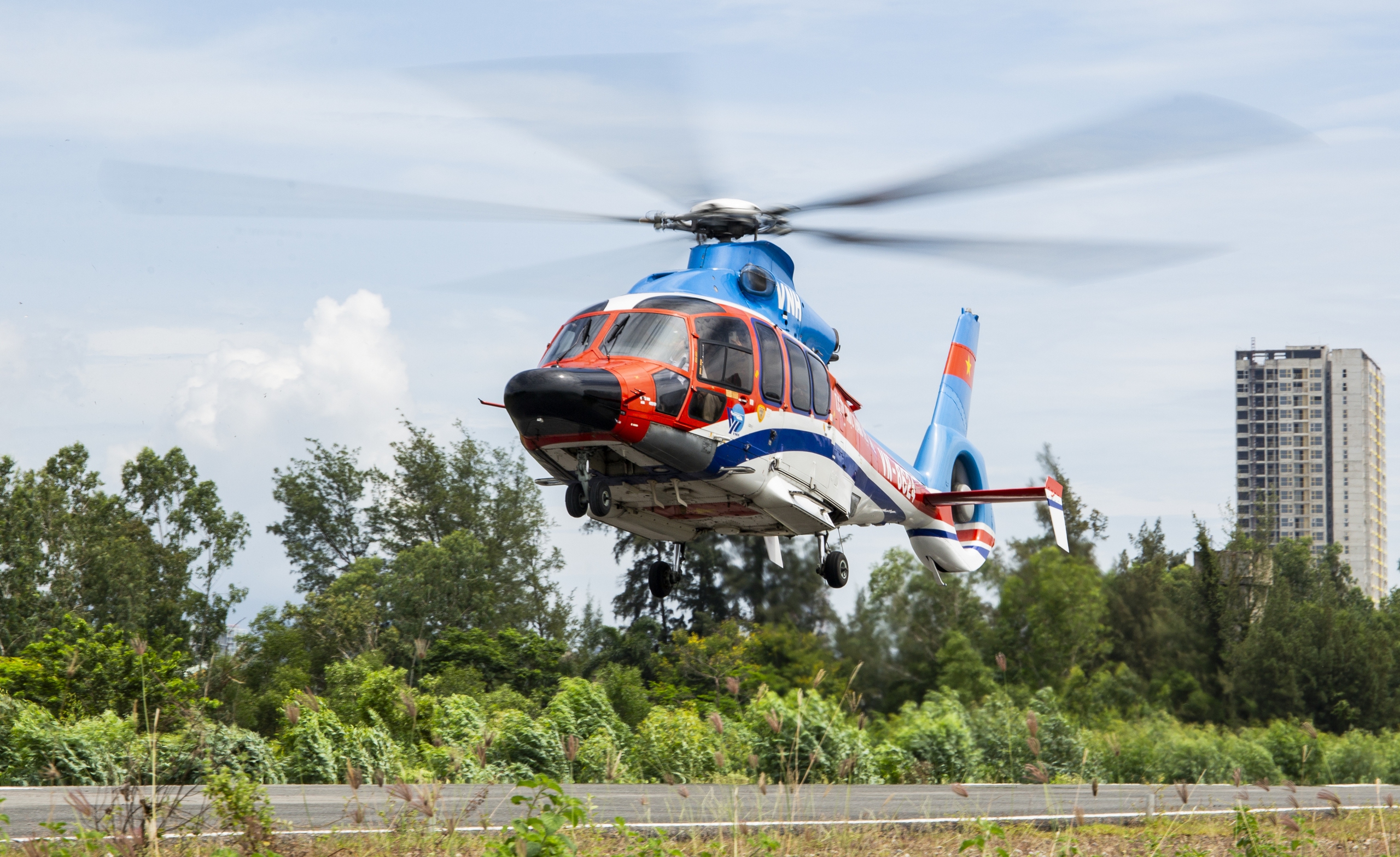 Unique helicopter sightseeing tour in Da Nang- Ảnh 1.