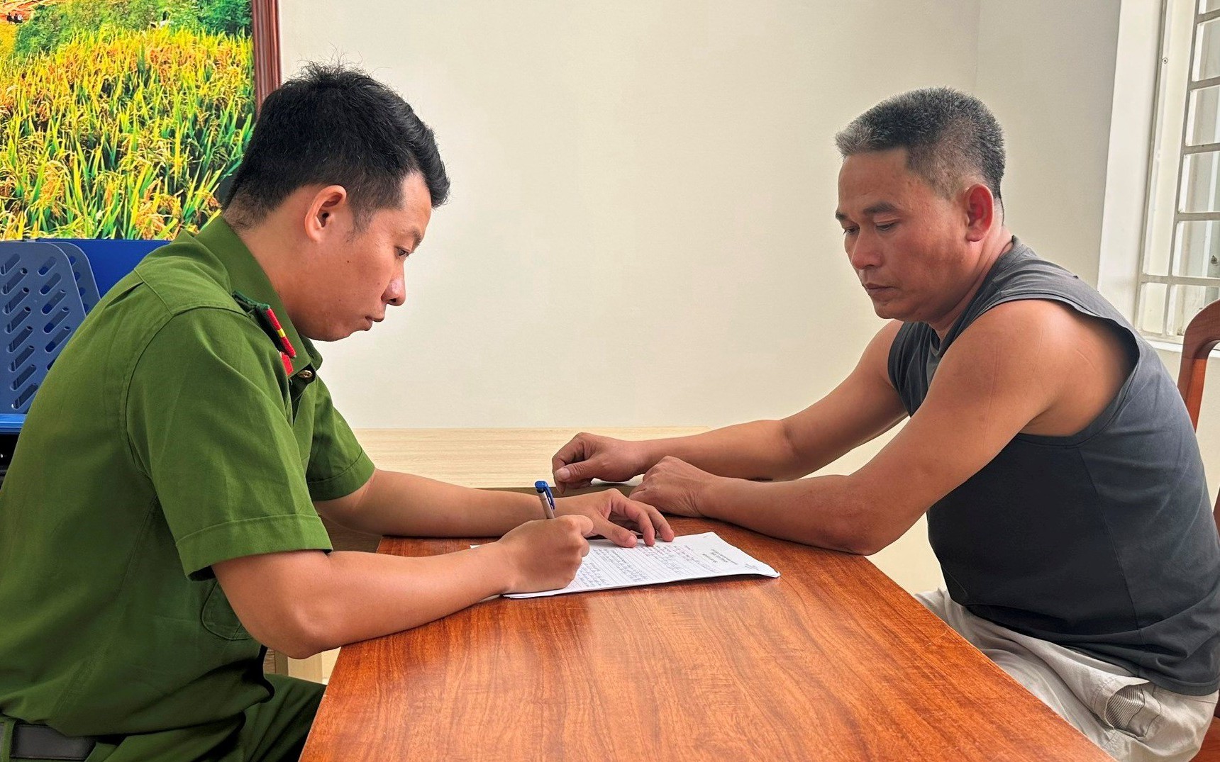 Tạm giữ hình sự tài xế xe đầu kéo chống người thi hành công vụ