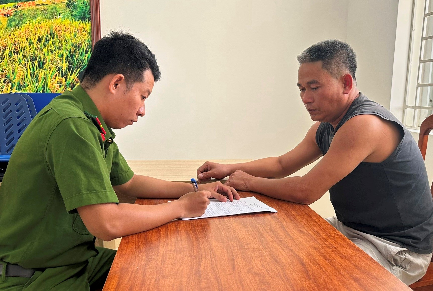Tạm giữ t&agrave;i xế xe đầu k&eacute;o chống người thi h&agrave;nh c&ocirc;ng vụ tại Hải Ph&ograve;ng - Ảnh 1.