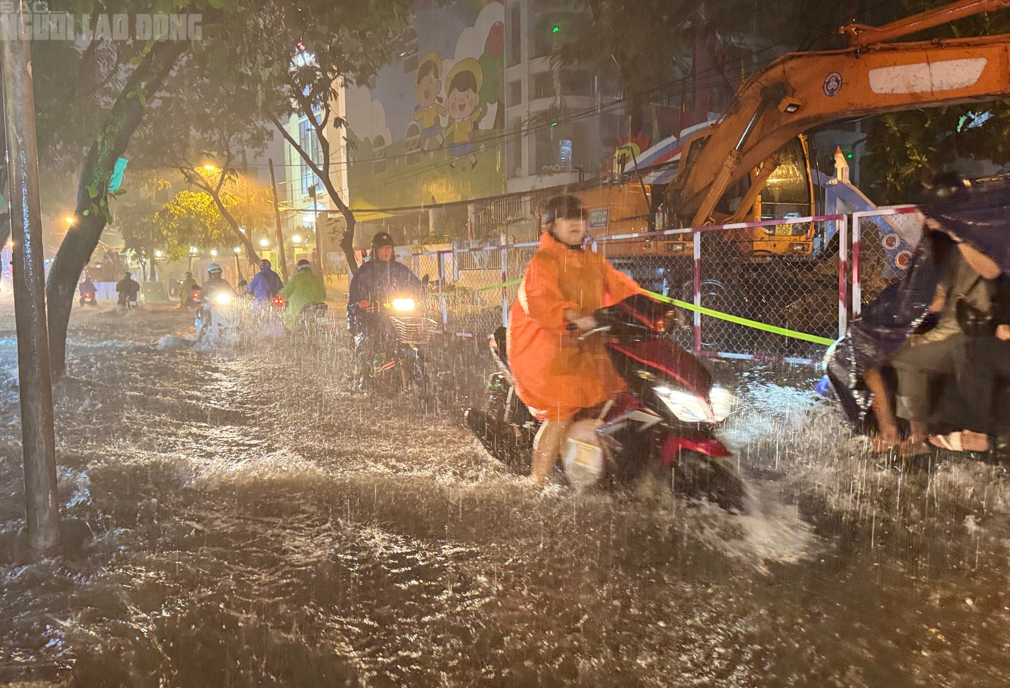 Đ&agrave; Nẵng ngập s&acirc;u sau trận mưa lớn giữa m&ugrave;a h&egrave; - Ảnh 1.