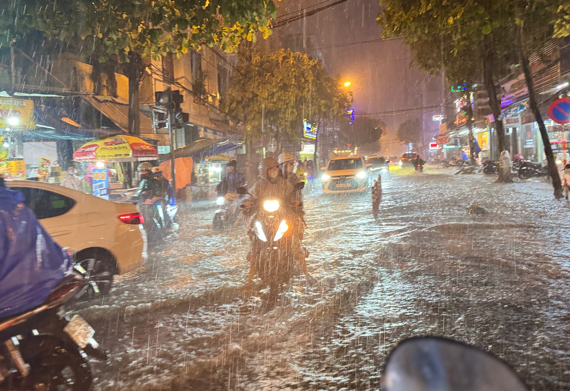 Đ&agrave; Nẵng ngập s&acirc;u sau trận mưa lớn giữa m&ugrave;a h&egrave; - Ảnh 2.
