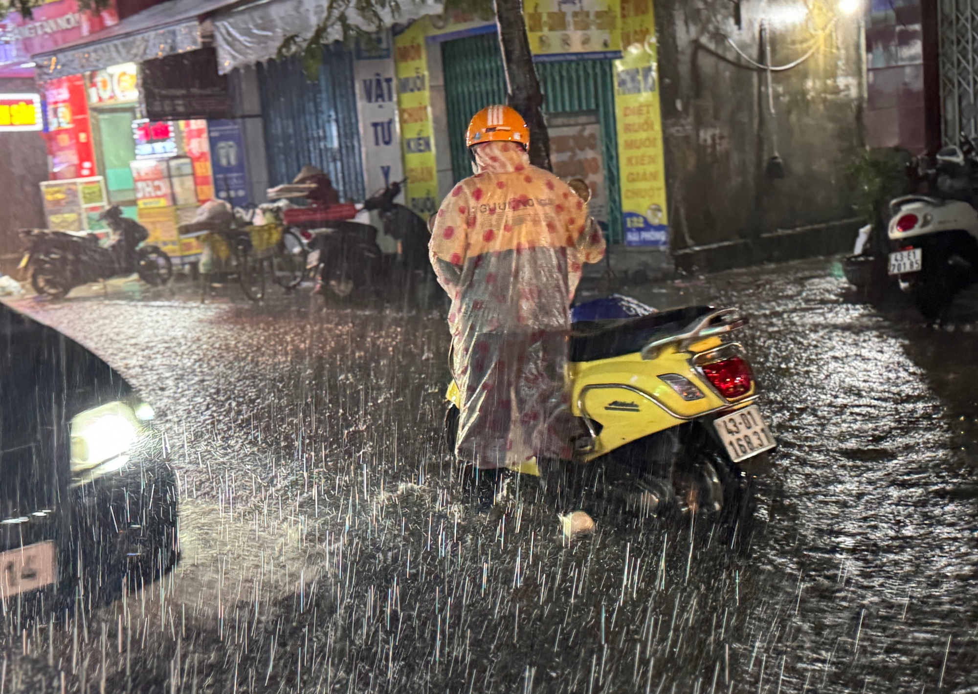 Đ&agrave; Nẵng ngập s&acirc;u sau trận mưa lớn giữa m&ugrave;a h&egrave; - Ảnh 3.