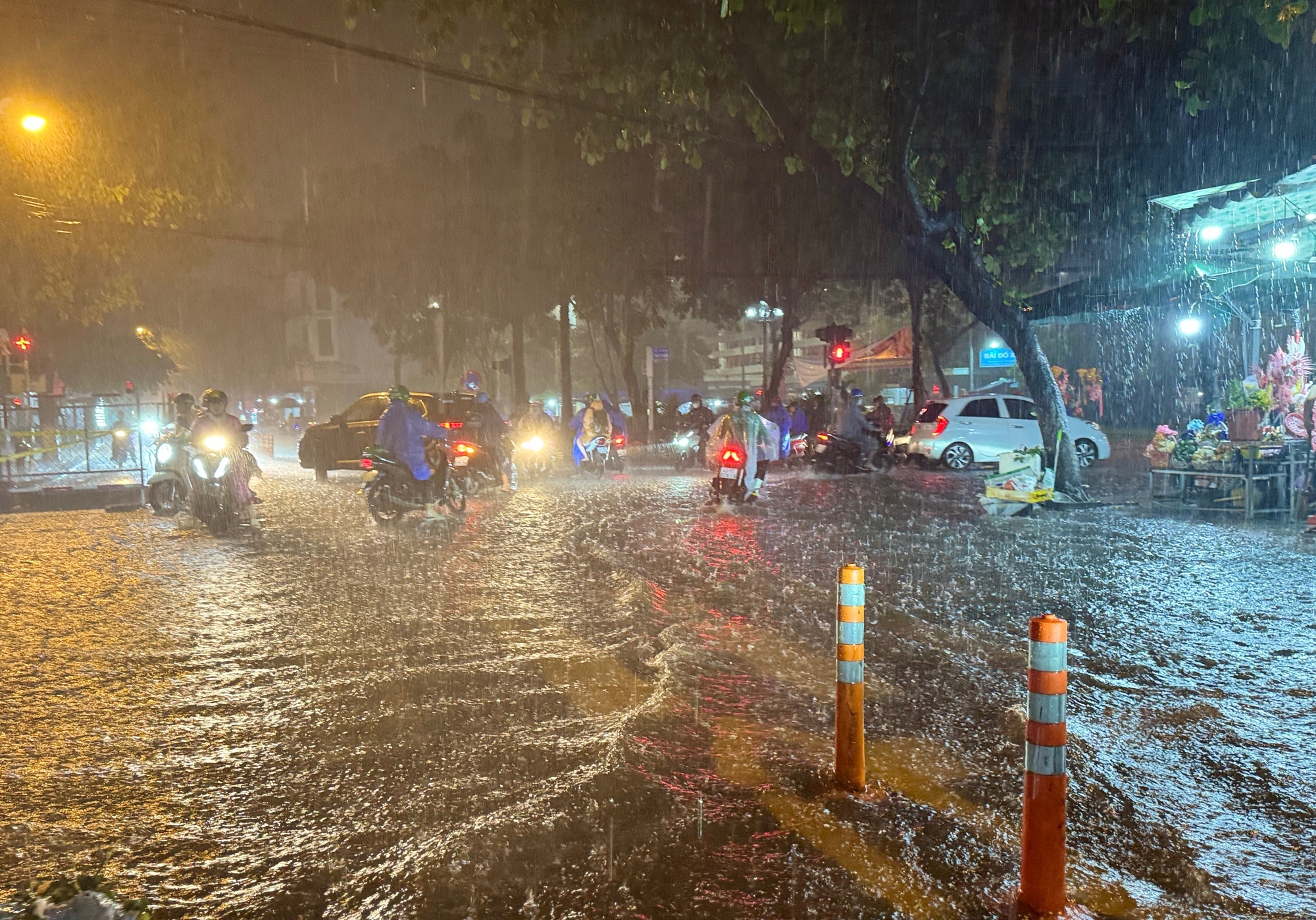 Đ&agrave; Nẵng ngập s&acirc;u sau trận mưa lớn giữa m&ugrave;a h&egrave; - Ảnh 4.