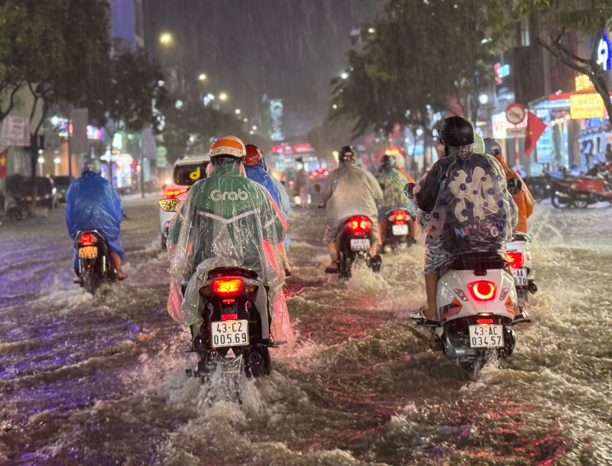 Đ&agrave; Nẵng ngập s&acirc;u sau trận mưa lớn giữa m&ugrave;a h&egrave; - Ảnh 5.