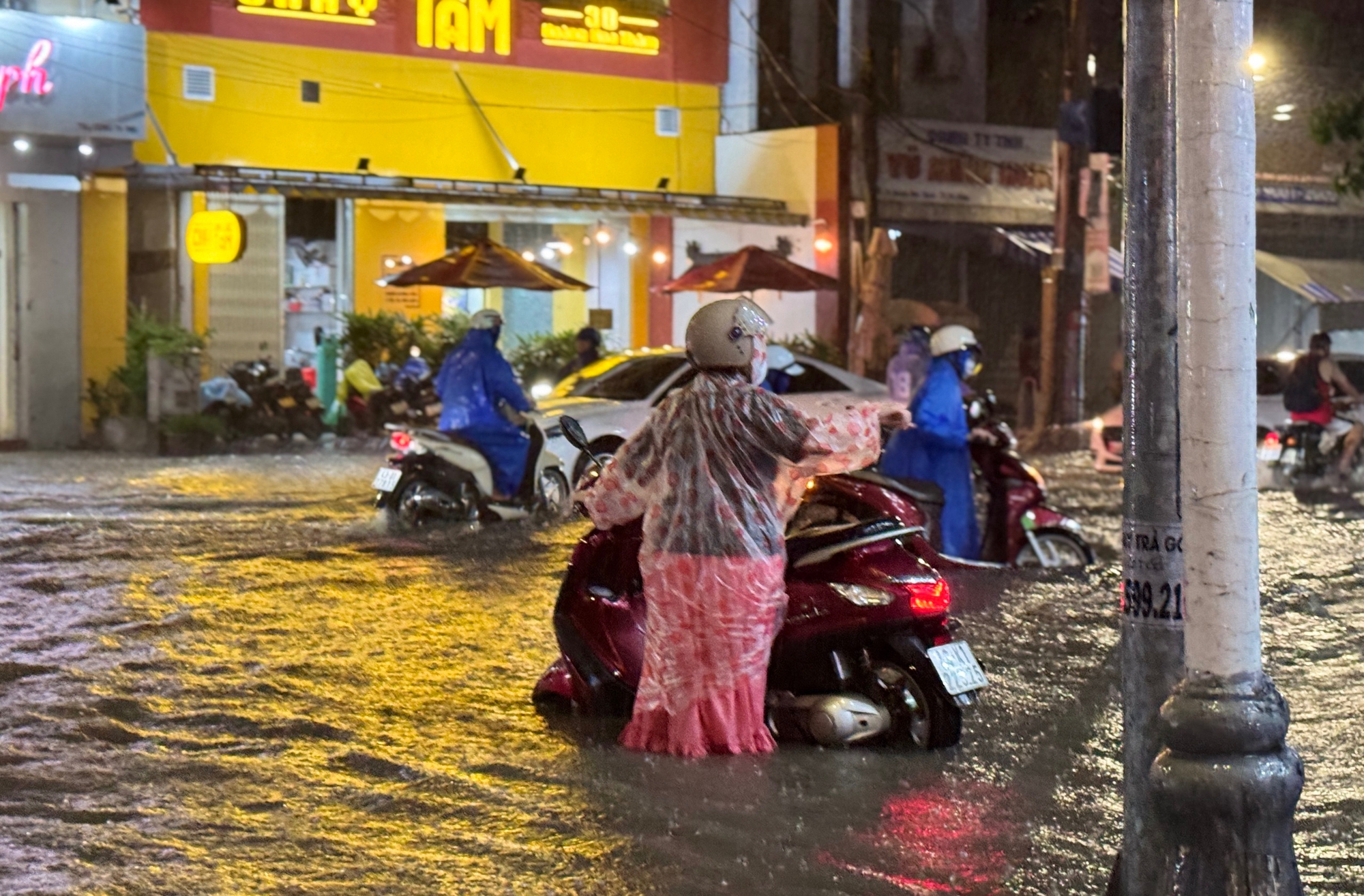 Đ&agrave; Nẵng ngập s&acirc;u sau trận mưa lớn giữa m&ugrave;a h&egrave; - Ảnh 7.